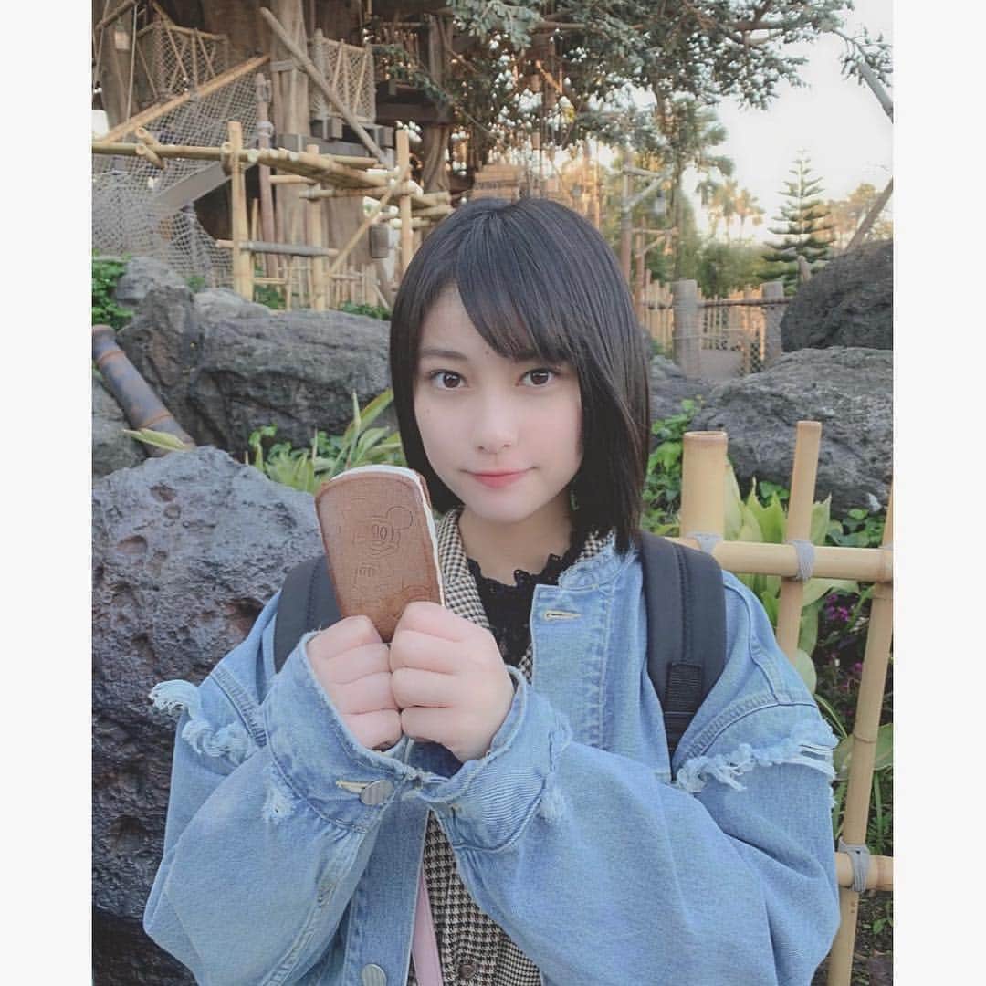 玉田志織さんのインスタグラム写真 - (玉田志織Instagram)「． 何か読んでる。笑 ． ． #夢の国  #謎の写真 #バックの中にミッキーの帽子入ってたのに。」4月17日 20時35分 - tamada_shiori_official