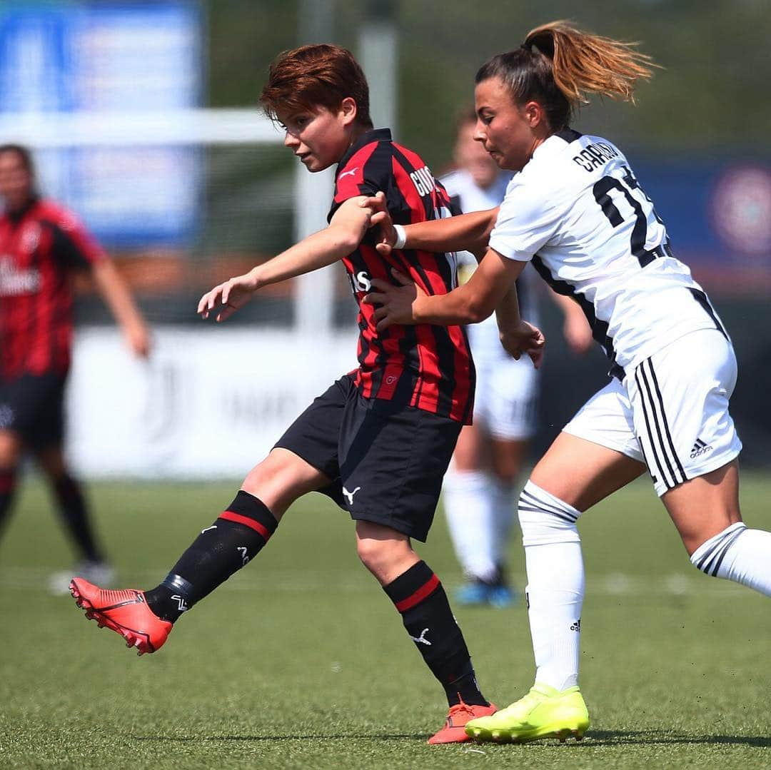 ACミランさんのインスタグラム写真 - (ACミランInstagram)「Half an hour gone, still goalless but intense game 🔥 Mezz’ora di gioco e un legno per parte a Vinovo #JuveMilan #CoppaItaliaFemminile #ForzaMilan」4月17日 20時36分 - acmilan