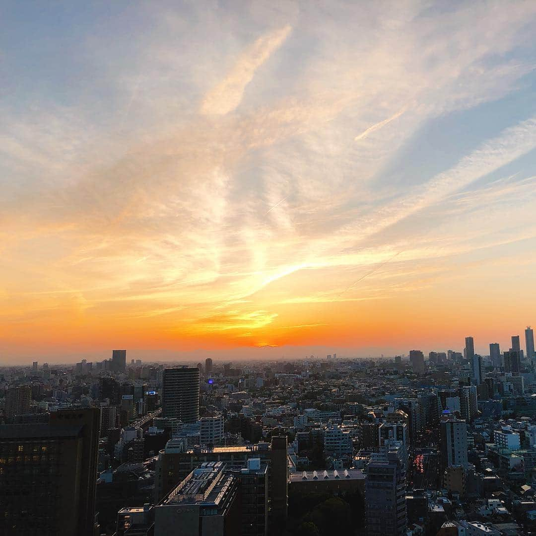 石川瑠利子さんのインスタグラム写真 - (石川瑠利子Instagram)「. . beautiful sunset at Tokyo😋✨ 今日は曇っちゃったね🙇🏻‍♂️ 明日は晴れるかなぁ🤔💕 . . #photo #sunset #sky #tokyo」4月17日 20時30分 - ruriko_ishikawa