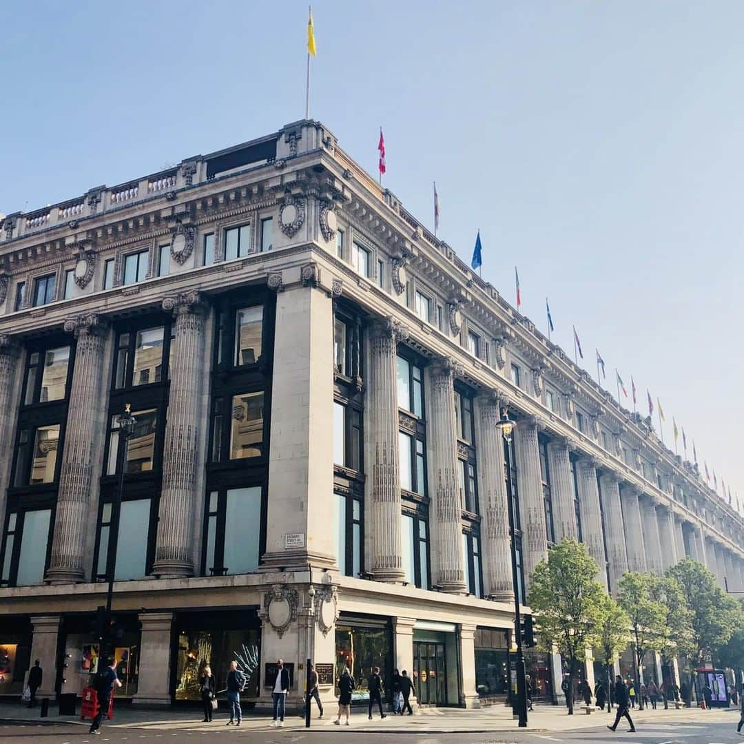 セルフリッジズさんのインスタグラム写真 - (セルフリッジズInstagram)「Our best side? | #SelfridgesLondon . . . #Selfie #SpringTime #VisitLondon #LondonLandmarks」4月17日 20時30分 - theofficialselfridges