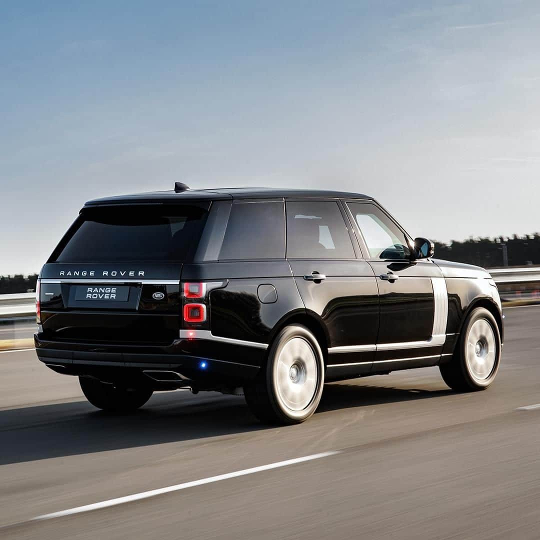 Land Roverさんのインスタグラム写真 - (Land RoverInstagram)「#RangeRover #Sentinel - a mobile fortress with all of the design, refinement and presence expected of the luxury Range Rover Autobiography SUV. Search "Range Rover Sentinel" to find out more.  #LandRover #SV #SpecialVehicleOperations #4x4 #Luxury #LuxurySUV #CarsofInstagram #Instacar #AutomotiveDesign #Cars #Car #Security #ArmouredVehicle」4月17日 20時30分 - landrover