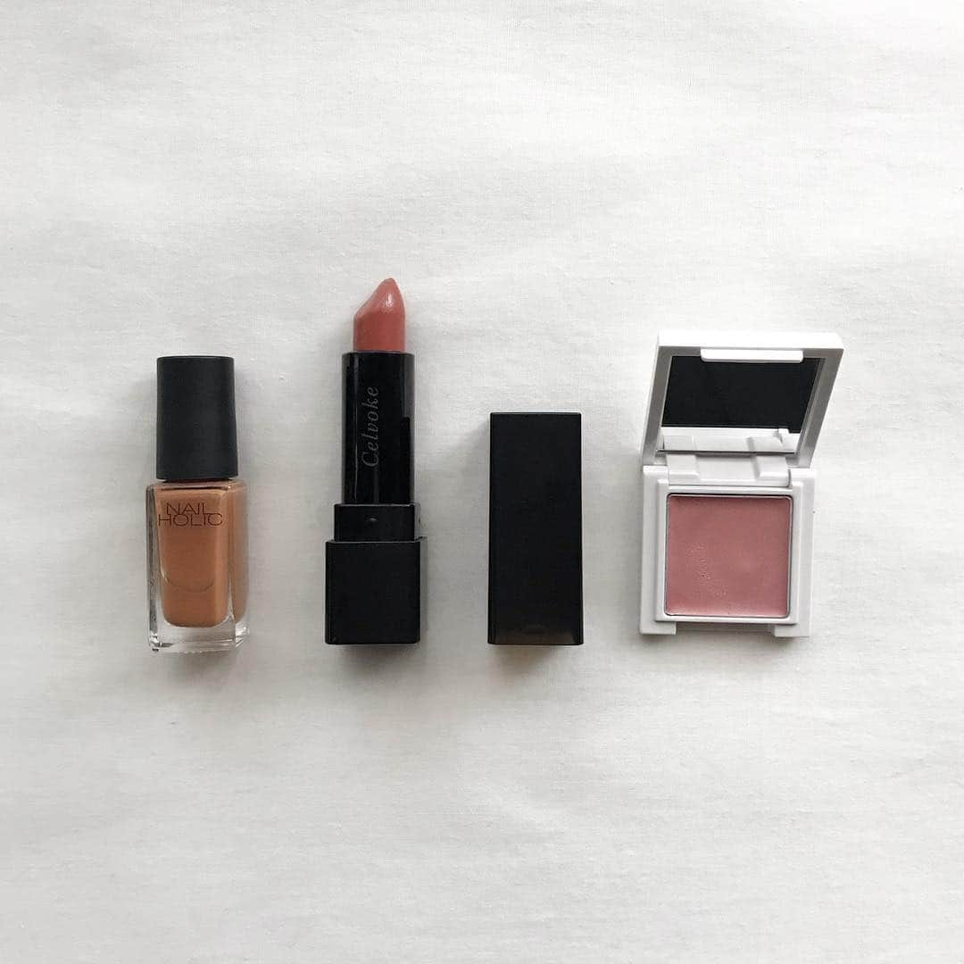 のインスタグラム：「. 最近お気に入りの組み合わせ💄 目元にCHICCAのリッドフラッシュ04、リップはセルヴォークのテラコッタ。ネイルも色味を合わせて🧱 昨年の秋に人気という言葉に押されて買ったセルヴォークのリップ。その時はなんだかしっくりこなくてしばらく眠らせてたけれど、春の陽気の中つけてみたらいい感じになった🌸 自分の顔は変わらないけれど、空気の温度や服装で似合うメイクも変わるんだなと実感。鬼門だと思ってたオレンジメイクも、春夏ならできそうだ🍊 . #chicca #celvoke #nailholic」