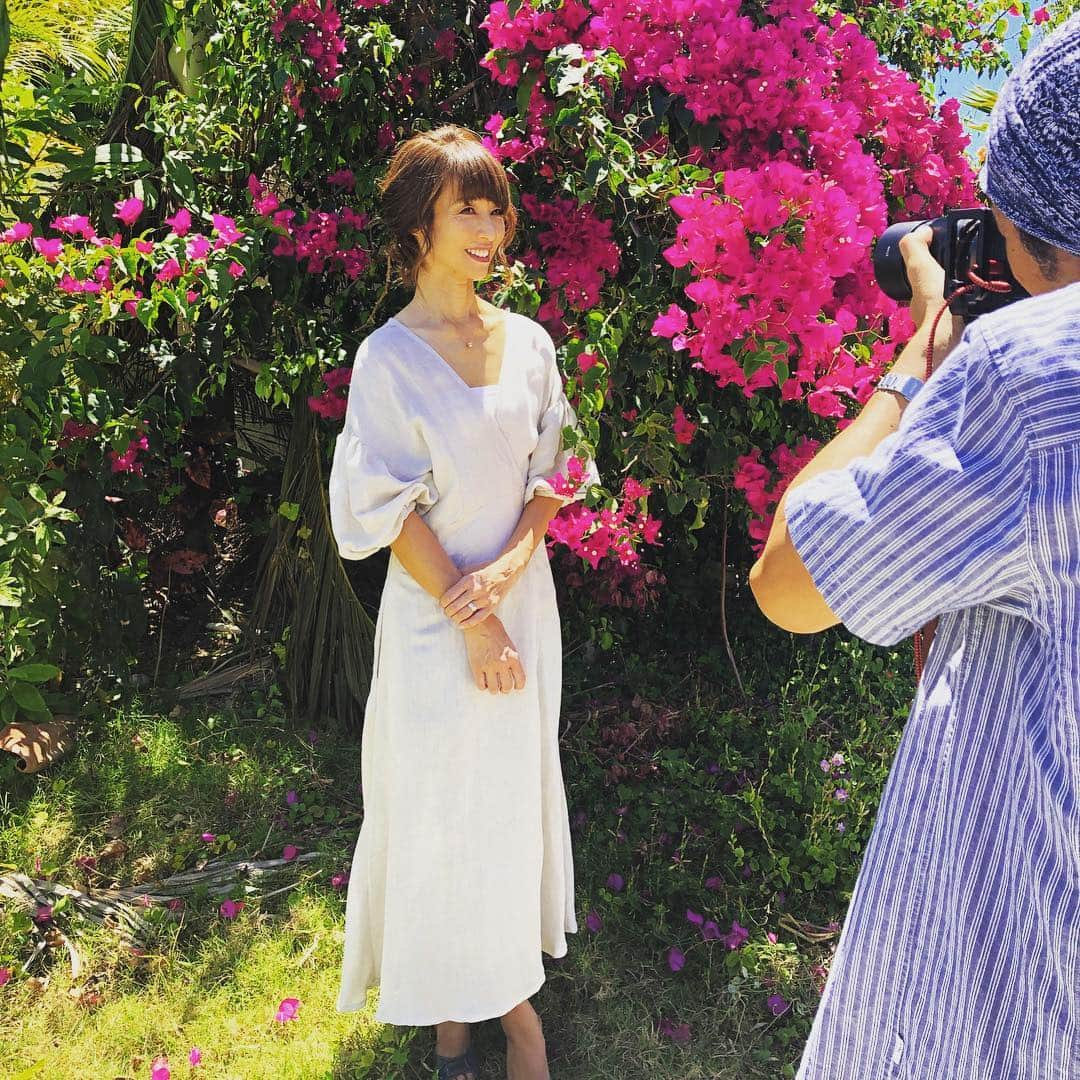 花田美恵子さんのインスタグラム写真 - (花田美恵子Instagram)「ハワイもブーゲンビリアが美しい季節になりました 今日は彼と一緒にお仕事📷楽しみなプロジェクトが進んでます♪ このままビーチに行きたいところでしたが、撮影の後はワイキキでお見送りしました🤗  #hawaii #honolulu #photoshoot #bougainvillea #magenta #ハワイ #ホノルル #撮影 #ブーゲンビリア #彼カメラ #髪は切ってません」4月17日 20時30分 - hawaiimieko