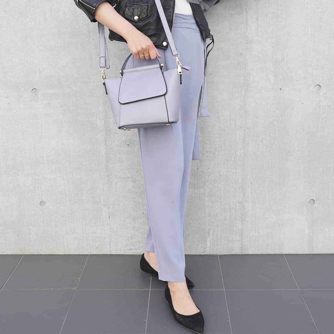 Eri Satoさんのインスタグラム写真 - (Eri SatoInstagram)「black×grayリンクコーデ · jacket: @blancbasque 昔の tops: @pierrot_shop (b1607-011129) shoes: @outletshoes_official pierce: @joueri 👦 pants: @globalwork_official · まだまだ午前保育なので基本2人連れでお出掛けしてます😂 · 形が可愛いバッグと、 色が綺麗なラップパンツは @aimohajapan のもの。　 こちらはファッションコーデアプリ「PARTE」で絶賛販売中だよ✨ · PARTEはお洒落な人のコーデが見れて、なおかつタグ付けされたアイテムがすぐ買えちゃう便利なアプリなの😋 @parte_official からチェックしてみてね！ · ちなみに私はsatoeri626でやってるのでフォローお願いしまーす💕 blogも書いたので @satoeri626 のトップのURLから見てね👀 · 3枚目···表情同じ😲！！！👶👦 · #aimoha#partegram#mamagirl#locari#コーディネート#ママコーデ#ママファッション #親子リンクコーデ愛好家#リンクコーデ#読者モデル#読モ#ママモデル #instagood#outfit #simple #coordinate#fashion #casual #コーデ#シンプルファッション#カジュアル #style #お洒落さんと繋がりたい #code #ファッション#ootd」4月17日 20時32分 - satoeri626