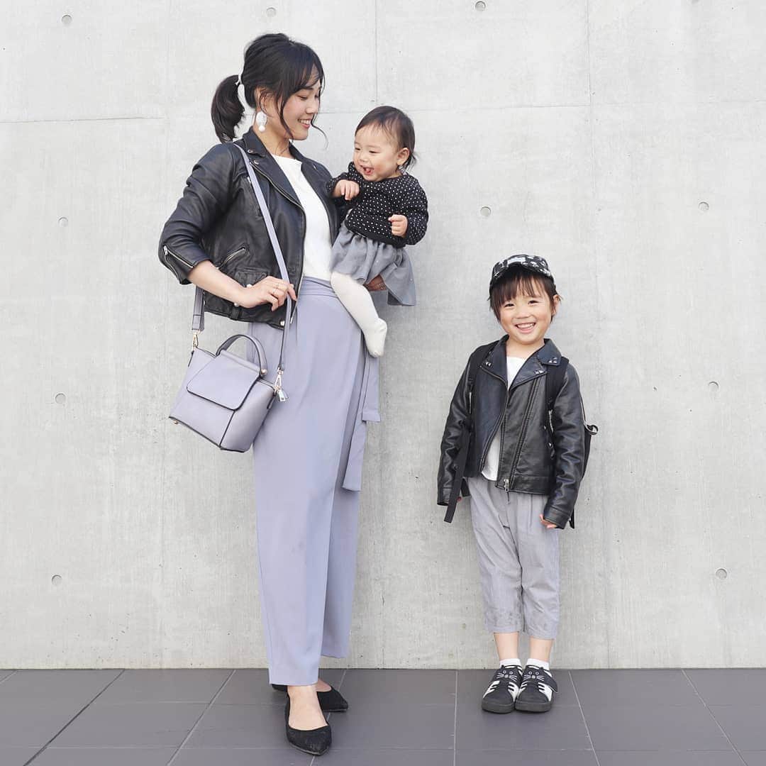 Eri Satoのインスタグラム：「black×grayリンクコーデ · jacket: @blancbasque 昔の tops: @pierrot_shop (b1607-011129) shoes: @outletshoes_official pierce: @joueri 👦 pants: @globalwork_official · まだまだ午前保育なので基本2人連れでお出掛けしてます😂 · 形が可愛いバッグと、 色が綺麗なラップパンツは @aimohajapan のもの。　 こちらはファッションコーデアプリ「PARTE」で絶賛販売中だよ✨ · PARTEはお洒落な人のコーデが見れて、なおかつタグ付けされたアイテムがすぐ買えちゃう便利なアプリなの😋 @parte_official からチェックしてみてね！ · ちなみに私はsatoeri626でやってるのでフォローお願いしまーす💕 blogも書いたので @satoeri626 のトップのURLから見てね👀 · 3枚目···表情同じ😲！！！👶👦 · #aimoha#partegram#mamagirl#locari#コーディネート#ママコーデ#ママファッション #親子リンクコーデ愛好家#リンクコーデ#読者モデル#読モ#ママモデル #instagood#outfit #simple #coordinate#fashion #casual #コーデ#シンプルファッション#カジュアル #style #お洒落さんと繋がりたい #code #ファッション#ootd」