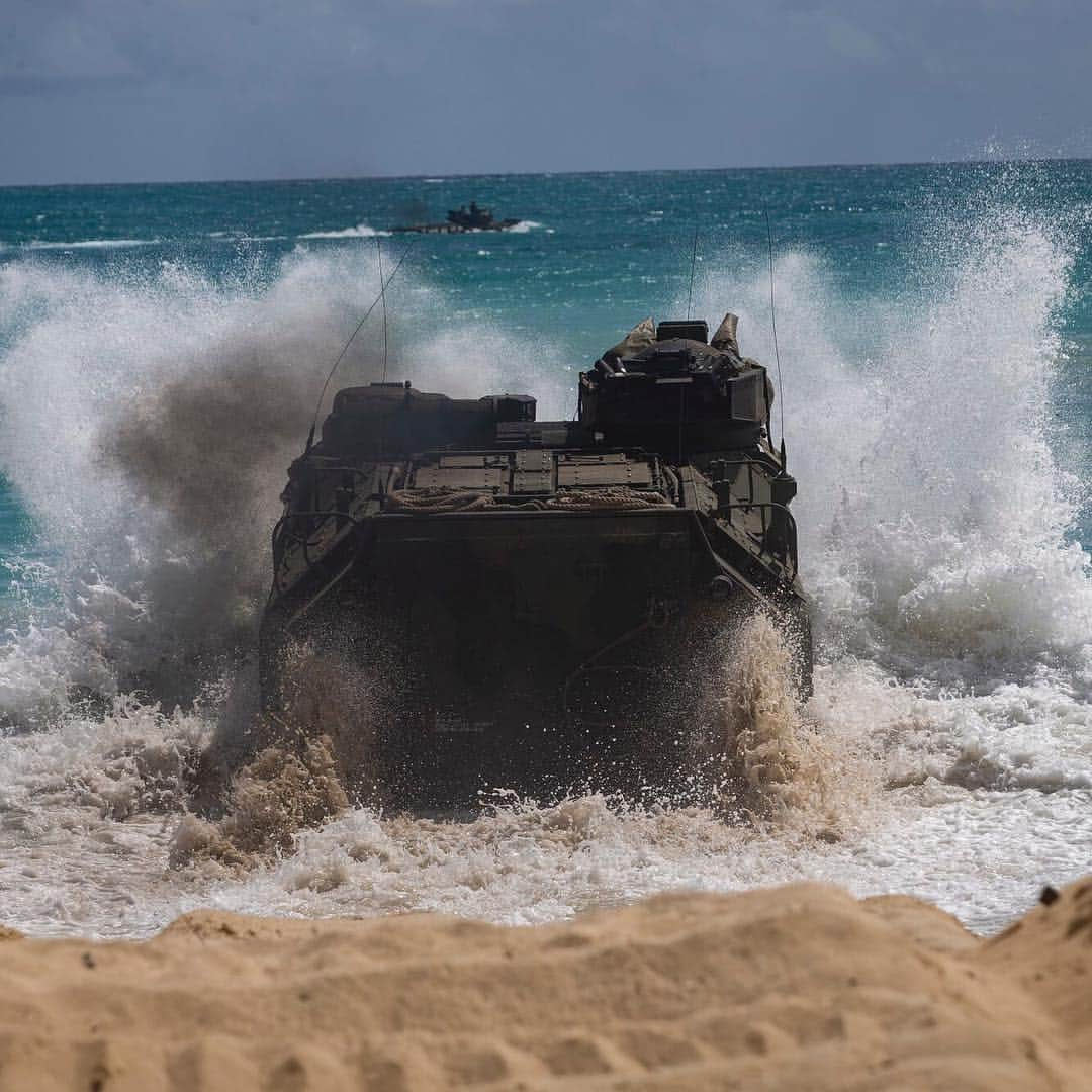 アメリカ海兵隊さんのインスタグラム写真 - (アメリカ海兵隊Instagram)「Beach Body Ready  An Amphibious assault vehicle assigned to Combat Assault Company, 3d Marine Regiment, crashes into the tides during an amphibious assault exercise at Marine Corps Training Area Bellows, April 9, 2019. (@MCB_hawaii photo by Sgt. Alex Kouns)  #USMC #MarineCorps #MarineLife #Rah #Yut #Kill #Marine #Marines #Military #Training #amphibious #Beachbod #YATYAS」4月17日 20時44分 - marines