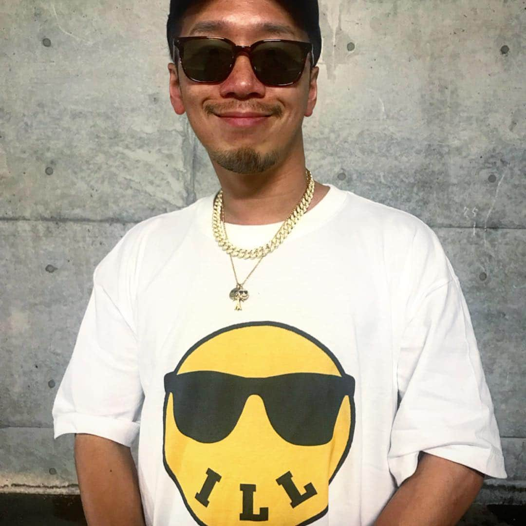 イルマニアさんのインスタグラム写真 - (イルマニアInstagram)「笑う門には福来る😎 ・ みんなで笑ってこうぜ😎😎😎 ・ ・ @illmatic_2018 の新作の😎teeは可愛くて夏絶対活躍する😎👍 韓国で買った🇰🇷オーバーサイズのレザーjkt羽織って合わせたぜぃ🔥 ・ @krkc_jp のゴールドのマイアミキューバンリンクは前回のシルバーに続いてゴールドへ✨ ゴージャス感がさらにupして元々つけてた @chromeheartsofficial と @g_baller001 にも合う✨ ・ ちなみに @krkc_jp で何か買うときはクーポンコードで[mcma]とうつと20パーセントオフにしてくれるって👍 5/31まで🔥 ・ スウェットパンツまでブリンブリン宝石スウェット💎 ・ ・ また音楽的にも少しずつ動きあるからみんな是非チェックしててね🙌 ・ ・ #イルマニア#mcma#mcmastyle#illmatic#ootd#fashion#streetfashion#hypebeast #supreme#nike#gballer#😎#chromehearts #krkc#jewelry #diamonds#gold#10k#14k#18k#22k#yellowgold」4月17日 20時38分 - mcma0821