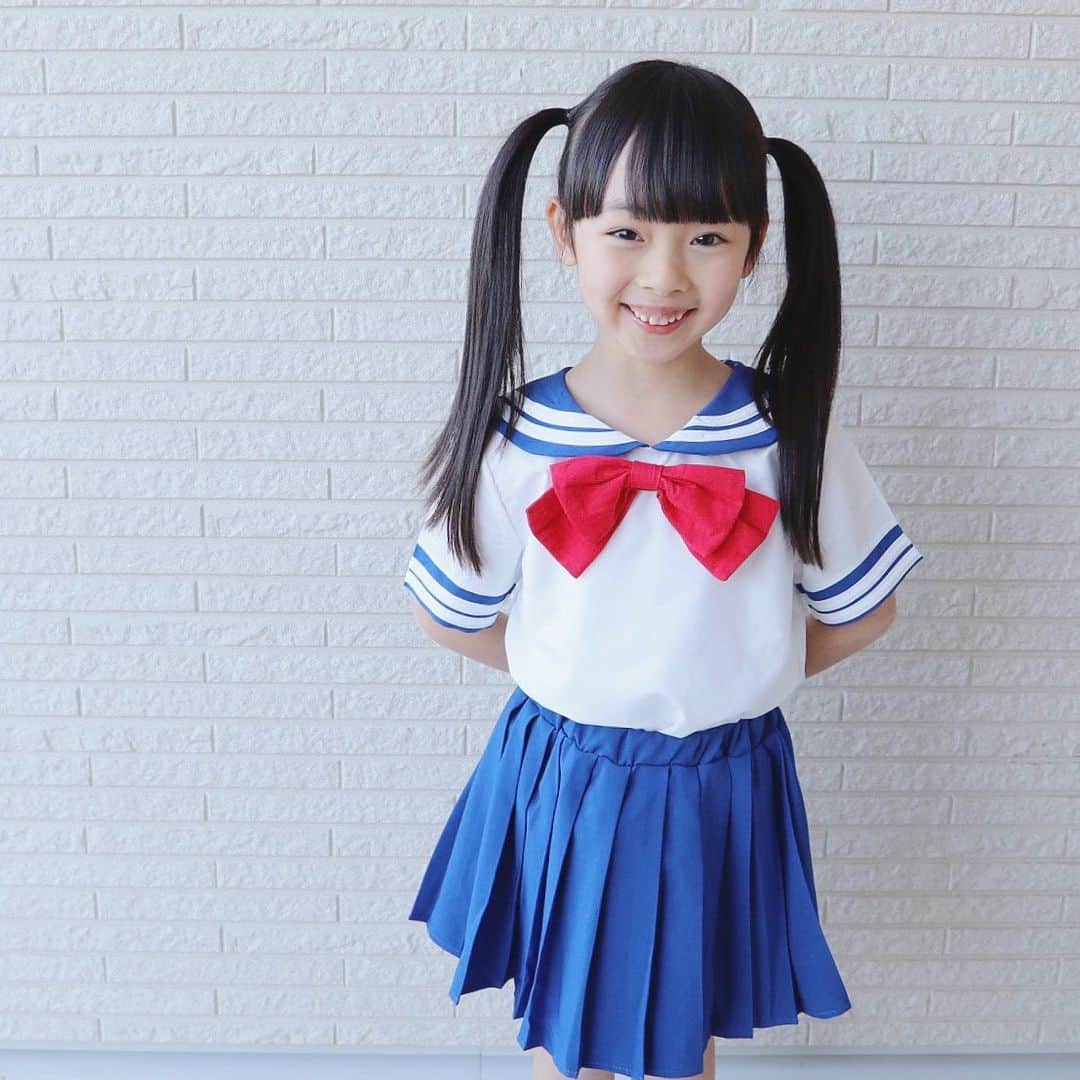 Akiさんのインスタグラム写真 - (AkiInstagram)「4/17 ・ 小学校にも少しずつ慣れてきた 2週目👧🏻 ・ 昨日はお友達と下校中に 少し迷子になったそうです😌 ・ #いやほんと笑い事じゃない #やめて #怖 ・ ・  @nicoru0124 さんの セーラームーンコスプレ🌙 ・ 母ちゃんの趣味で 娘にもセーラームーン鑑賞をさせ まんまとセーラームーンにハマった娘 #これが洗脳 ・ ・ あー 通学服これにしたい☺️← ・ ・ ショップさんの別アカ( @sableblanc502 ) では水着も販売してるそうなので 是非見てみてね👙」4月17日 20時38分 - mas_0504