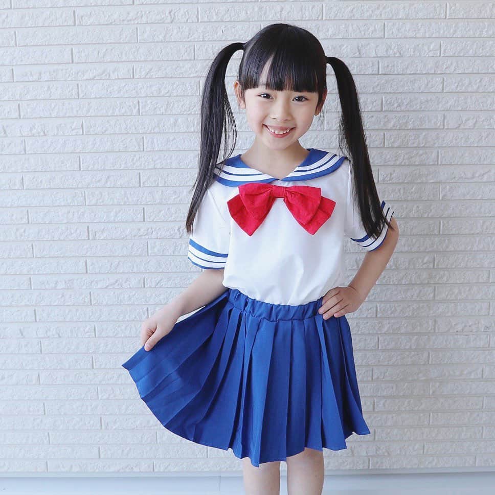Akiさんのインスタグラム写真 - (AkiInstagram)「4/17 ・ 小学校にも少しずつ慣れてきた 2週目👧🏻 ・ 昨日はお友達と下校中に 少し迷子になったそうです😌 ・ #いやほんと笑い事じゃない #やめて #怖 ・ ・  @nicoru0124 さんの セーラームーンコスプレ🌙 ・ 母ちゃんの趣味で 娘にもセーラームーン鑑賞をさせ まんまとセーラームーンにハマった娘 #これが洗脳 ・ ・ あー 通学服これにしたい☺️← ・ ・ ショップさんの別アカ( @sableblanc502 ) では水着も販売してるそうなので 是非見てみてね👙」4月17日 20時38分 - mas_0504
