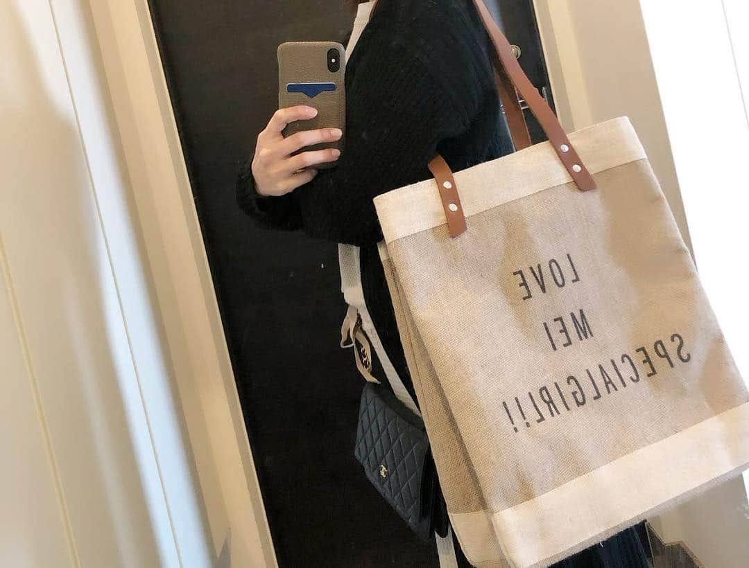 秋定麻紀子さんのインスタグラム写真 - (秋定麻紀子Instagram)「@apolis でカスタムオーダーしたマーケットバッグがロサンゼルスから届きました。 このタイプが欲しくて @apolisjapan ではまだこのカスタムタイプが無かったので海外オンラインでオーダーしました。 自分で入れたい文字を入れてくれます。 デザインも形もいろいろあって他のタイプのマーケットバッグも欲しい。 貧しい地域と手を組んで世界全体を生き生きさせたいという素晴らしいブランドメッセージ。 japan onlineでもカスタムできるので是非皆さんもチェックしてみて下さい。 #PRじゃないですよ #marketbag #sustainablefashion  #apolis #アポリス #マーケットバッグ #エコバッグ #トートバッグ #サスティナブル」4月17日 20時40分 - makiakisada