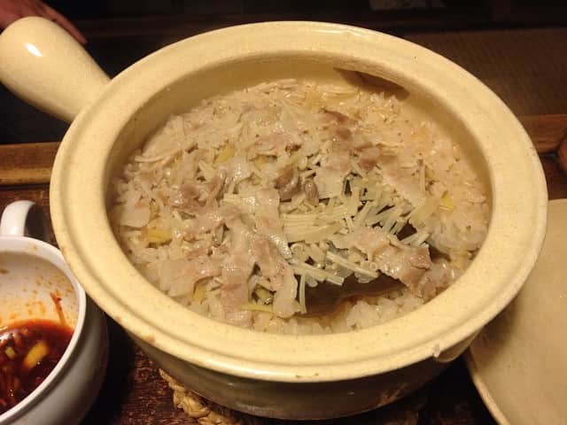 職人.comさんのインスタグラム写真 - (職人.comInstagram)「#豚と生姜の炊き込みご飯 を作りました。#松山陶工場 の #行平鍋 5号が今日も大活躍。満腹2人分（2合）が炊けます。ぜひご検討ください。@shokunincom  #職人ドットコム #京都市 #手仕事 #暮らしの道具 #そうだ京都行こう #暮らしを楽しむ #京都旅行 #京都巡り #京都観光 #京都散策 #京都散歩 #モノづくり #ものづくり #工芸品 #民芸 #民藝 #民芸品 #手工芸 #伊賀焼 #伊賀焼き」4月17日 20時40分 - shokunincom