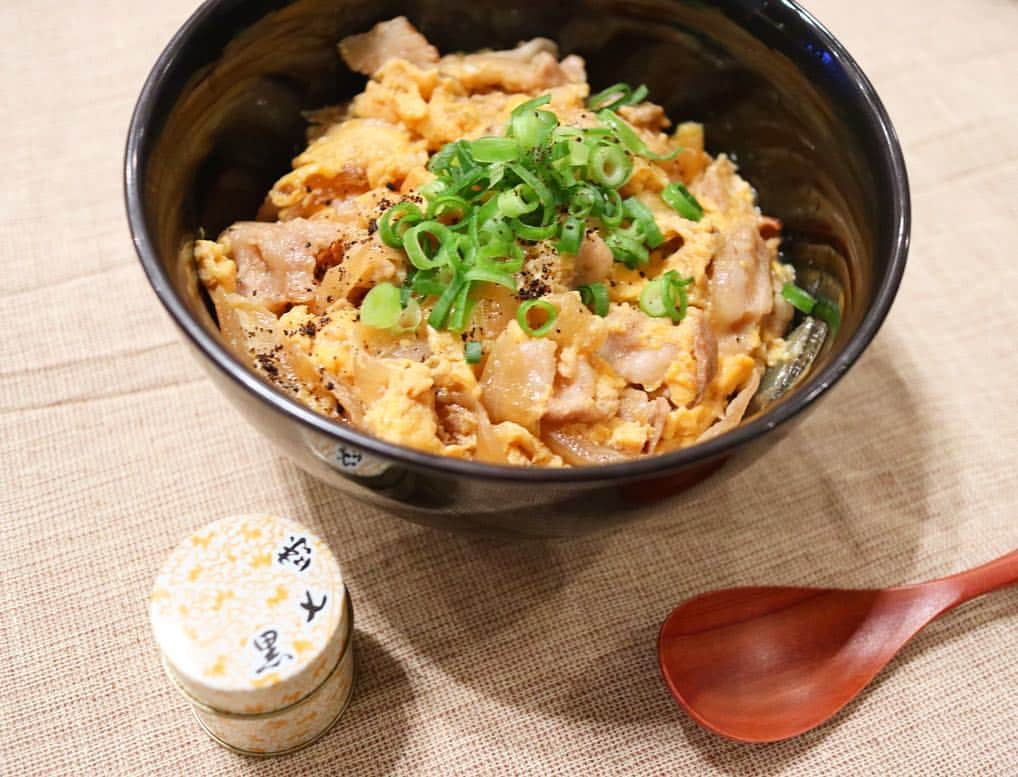 下田奈奈さんのインスタグラム写真 - (下田奈奈Instagram)「*﻿ 楽ちんどんぶりご飯🍚🐷﻿ ﻿ ﻿ ✔︎他人丼﻿ ✔︎大根とベーコンのスープ﻿ ✔︎トマトときゅうりとパプリカのタマリーブサラダ﻿ ﻿ ﻿ この間仕事帰りに楽ちんどんぶりご飯を作りました✨﻿ ﻿ 親子丼にしようかと思ったんですが﻿ 最近焼き鳥を食べたばかりだったので﻿ ちょっと気分を変えて他人丼で豚さんに🐷💕﻿ ﻿ 週末の料理配信でハマった黒七味をトッピングしてみたら激ウマ。ちょこっと大人な他人丼に🤤﻿ ﻿ スープは、大根とベーコンをオリーブオイルでよく炒めてから作ったら大根とベーコンが香ばしくなって美味しかった〜🍴﻿ ﻿ サラダも切った野菜にタマリーブを かけるだけで超簡単🥗🍅🥒﻿ ﻿ 平日にもってこいな楽ちんメニュー😋﻿ ﻿ ﻿ ﻿ #おうちごはん #お家ご飯 #お家ごはん #簡単ごはん #簡単レシピ #どんぶり #どんぶりごはん #他人丼 #豚丼 #今日の晩御飯 #今日ご飯 #和食ごはん #大根とベーコンのスープ #トマトときゅうりとパプリカのサラダ #タマリーブ #黒七味 #クッキングラム #デリスタグラマー #デリスタグラム #奈奈メシ」4月17日 20時42分 - shimodanana