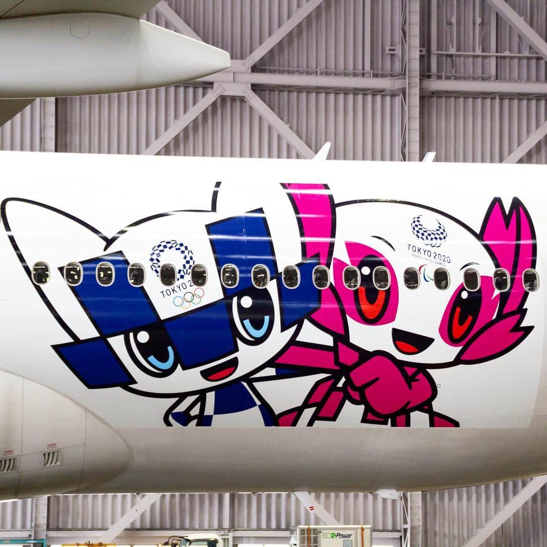 2020年東京オリンピックさんのインスタグラム写真 - (2020年東京オリンピックInstagram)「Introducing a specially designed aircraft by @japanairlines_jal 😍  Take to the skies with Tokyo 2020 ✈️ . . | Photo by Tokyo 2020」4月17日 20時42分 - tokyo2020
