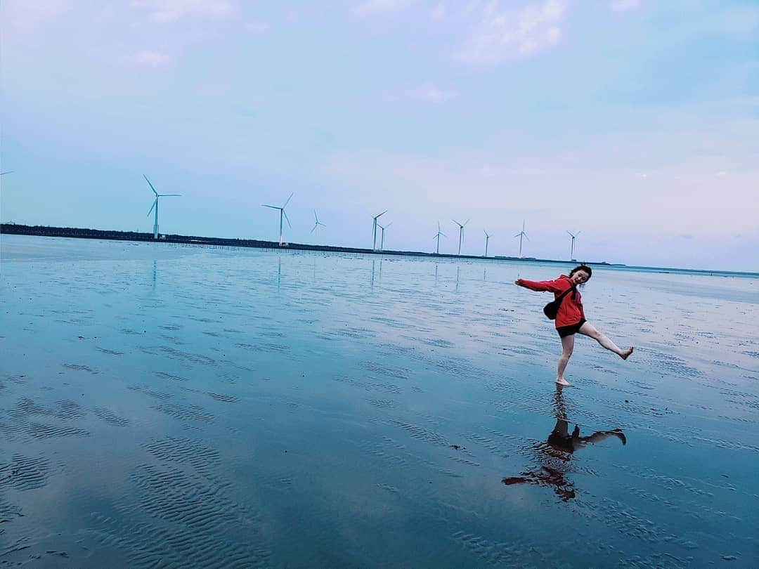 齊藤美沙貴さんのインスタグラム写真 - (齊藤美沙貴Instagram)「台湾にこんなところがあるなんて、 知らなかった～🇹🇼💕！ ㅤㅤㅤㅤㅤㅤㅤㅤㅤㅤ 台北から離れて台中にも足を運んだら、 景色が鏡張りに見える湿地 高美湿地に着きました。  曇り空だったけど、晴れてたら サンセットは感動するほど 絶対絶対きれいだったと思う🌅！ㅤㅤㅤㅤㅤㅤㅤㅤㅤㅤ ㅤㅤㅤㅤㅤㅤㅤㅤㅤㅤ #台湾#台中#高美湿地#旅行 #taiwan#taichung#gameiwetland#trip」4月17日 20時53分 - misya_kids