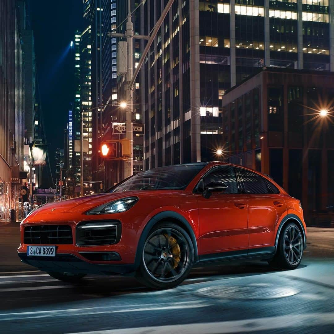 Porscheさんのインスタグラム写真 - (PorscheInstagram)「It's that time of the week again. Check out our Story and get ready to screenshot the new Cayenne Coupé. #WallpaperWednesday #Porsche #CayenneCoupe __ Combined fuel consumption in accordance with EU 6: Cayenne Coupé models: 11,4 – 9,2 l/100 km; combined CO2 emissions 261 – 212 g/km」4月17日 20時46分 - porsche