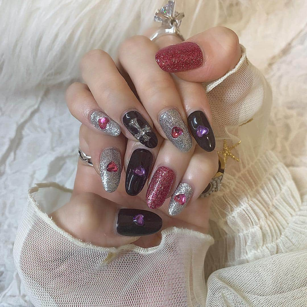 ひなたろす（佐原ひなた）さんのインスタグラム写真 - (ひなたろす（佐原ひなた）Instagram)「NAIL🌟﻿ ﻿ pink×silver×black❤︎❤︎﻿ ﻿ 今回はロングネイル！！﻿ 自爪こんなに伸びたから﻿ 最近短めばっかりだったけど、﻿ 長いままにしたよ☆﻿ ﻿ ﻿ lapis渋谷店、わたしのインスタみた﻿ と予約するとお揃いネイル5620円と﻿ 激安でできちゃいます！❤️﻿ ﻿ @lapis_kotoko から予約してね！﻿ 新規の人も他にも安いクーポン﻿ あるからぜひ！！﻿ ﻿ いつも可愛すぎるネイル﻿ ありがとうございます😊﻿ ﻿ #follwme #fashion #followhim #follow4follow #instaday #instalike #instadaily #instacute #ネイル #nail #followme  #code  #fashion  #followforfollow ﻿﻿﻿﻿#맞팔 #선팔 #소통  #맞팔해요 #소통해요#f4f #l4l #instagood #followforfollowback#follow4followback﻿﻿﻿﻿﻿﻿﻿﻿」4月17日 20時49分 - saharahinata