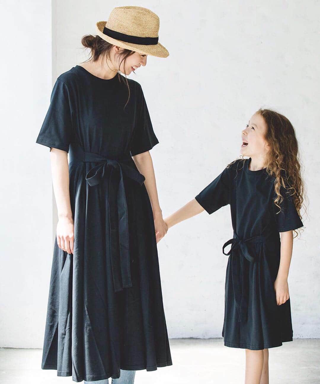 mikicoco00のインスタグラム：「* * * 天使とお仕事させて頂きました👼 はぁ～可愛いかった♡ プチプラリンクコ－デ @pairmanon * お洋服もとっても可愛いくて、 着心地・動きやすさもバッチリでした😚✌️* * * * * #ママとリンクコーデ#キッズ#キッズファッション #ママ#子供服#プチプラ#ファッション#カジュアル#ナチュラル#ワンピース#スニーカー#親子コーデ  #撮影#model#fashion#coodinate#smile#kids」