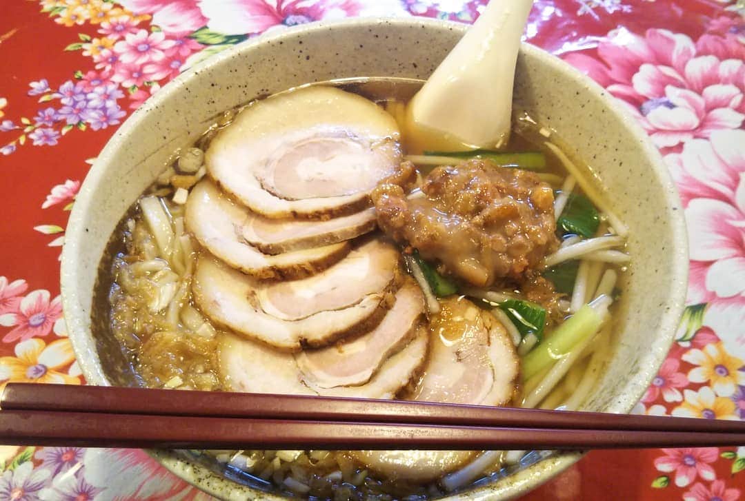 伊藤修子さんのインスタグラム写真 - (伊藤修子Instagram)「昼は大して食べず夜になってしまい、駅の構内を徘徊してもよいお店なかったので結局違うところに来ました。 チャーシュー麺といっても普通のラーメンと違う感じです。」4月17日 21時02分 - itoshuko