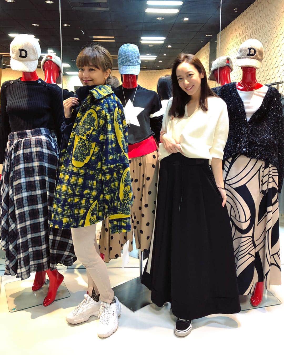 我謝レイラニのインスタグラム：「今日はダブスタの展示会行ってきたー！！可愛い服がいっぱいあってテンション上がったよねぇ⤴︎ 私はね、最近毎日のようにジム行ってるから〜スポーティーなお洋服に目が釘付け♡ 早く夏終わらないかな🤣笑 #doublestandardclothing #展示会 #届くの待ち遠しい♡」