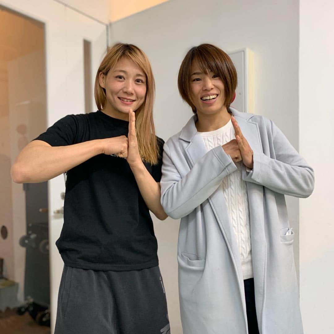 渡辺華奈さんのインスタグラム写真 - (渡辺華奈Instagram)「#野獣 こと松本先輩と対談させていただきました😊 お久しぶりにお会いして超パワーもらいました😂！！ 対談というか普通に楽しく雑談していまいました！  勉強になる話も聞けたので野獣になれる日もちかいかも💪🔥 当たり前ですが、やはり金メダリストは偉大でした🙇‍♀️🙇‍♀️ パワーをいただいたので21日は野獣の如く暴れます💪  格闘技界の野獣になる！！！ #松本薫 #野獣 #アサシン #柔道 #オリンピック #金メダリスト #RIZIN #mma #アイスクリーム #darcys  #小林拳 #手がシワシワ」4月17日 20時59分 - kana_0821