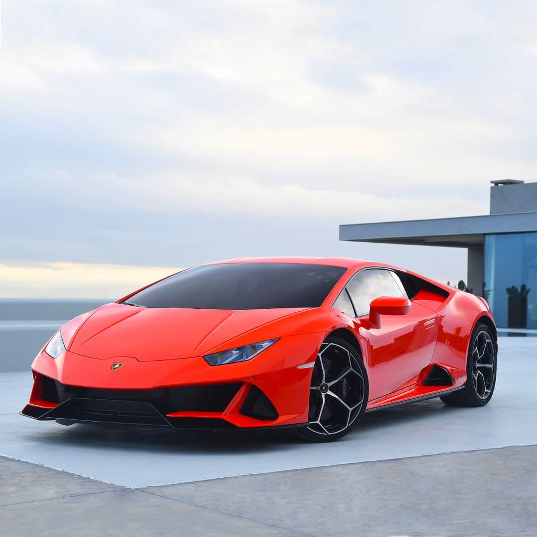 ランボルギーニのインスタグラム：「A stunning design is the result of the harmony between tension and focus, which makes your experience amplified. That’s the way three Michelin-starred Sushi Master Mitsuhiro Araki works. Watch the video on our IG TV channel! #Lamborghini #MasteryOfDesign #HuracanEVO #EveryDayAmplified  #Design」