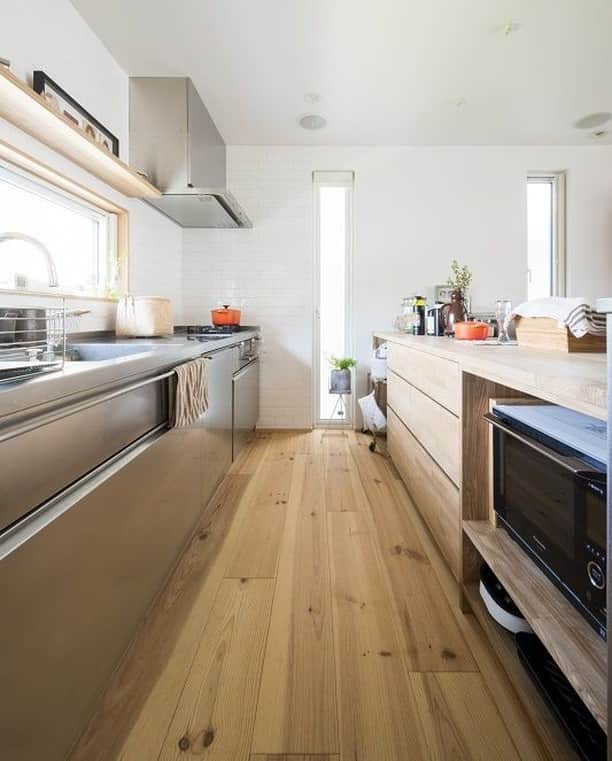 コラボハウス一級建築士事務所さんのインスタグラム写真 - (コラボハウス一級建築士事務所Instagram)「.⠀ お料理好きな奥様のオーダーキッチン。⠀ レンジや炊飯器のサイズに⠀ 合わせた収納ですっきりと。⠀ .⠀ こちらのお家は⠀ 「パッシブデザインの教科書みたいな家」として⠀ ホームページの施工例でご紹介しています。⠀ @collabo_house　からご覧ください。⠀ #キッチン #ステンレス #造作 #タイル張り #オーダーキッチン #無垢床 #ミーレ #シンプル #すっきり暮らす #自分らしい暮らし #マイホーム #デザイナーズ住宅 #注文住宅新築 #設計士と直接話せる #設計士とつくる家 #コラボハウス #インテリア #愛媛 #香川 #新築 #注文住宅」4月17日 21時00分 - collabo_house