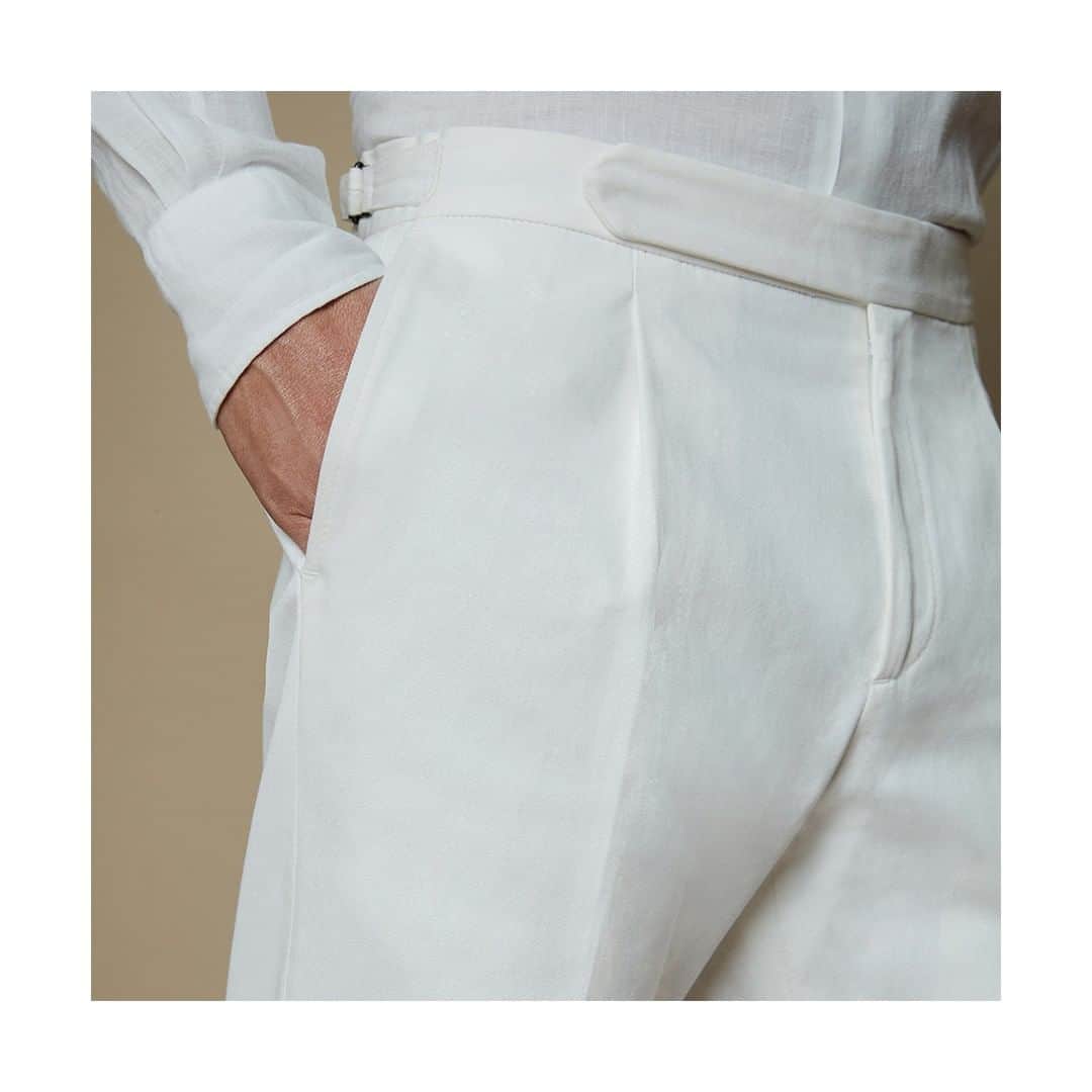 のインスタグラム：「All white look will add summer vibes into your wardrobe. #ss19 ⁣⁣ ⁣⁣ #CarusoMenswear #ALifeLessOrdinary #artoflivingwell #carusostyle #caruso #trulysartorial #fullycanvassed #lifelessordinary #timelessicon #unstructuredstyle #wiwt #individualityofspirit #timelessrhythm #menswearfashion #businessfashion #sartorial #impeccablestyle #allwhite #madeinitaly #italianstyle #tailoring #allwhiteoutfit #totalwhite⁣」