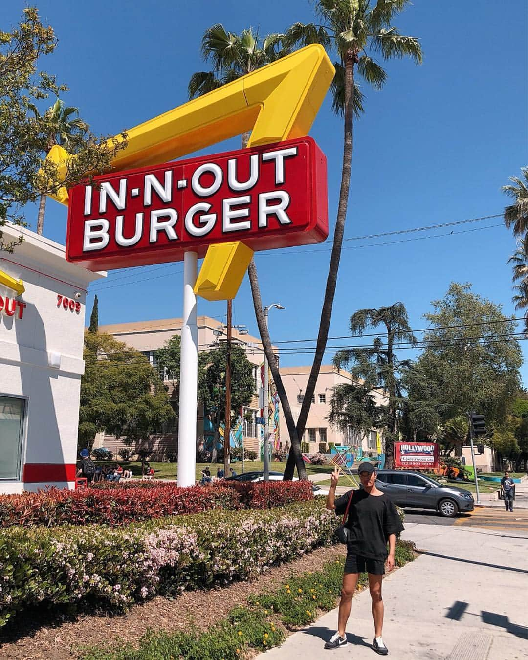 JunJunさんのインスタグラム写真 - (JunJunInstagram)「^_^ LA→TOKYO✈️ただいま🙋🏾‍♂️ #3泊5日弾丸 #IN-N-OUT大好き🍔🍟🥤 #今回は食べてない #行列過ぎて時間なく諦めた #innout #ゲロ美味」4月17日 21時00分 - junjun393