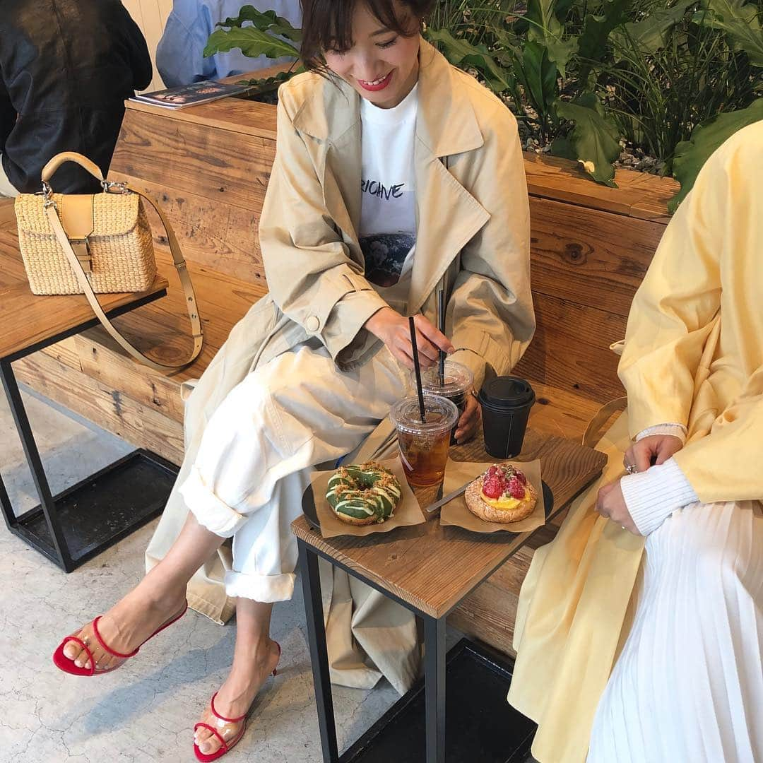 Hiromi Ｍaedaさんのインスタグラム写真 - (Hiromi ＭaedaInstagram)「#outfit ・ リップと靴で赤❤️ ・ ・ ・ outer #koche tops #dzzit  pants #zara bag #vtthai (10%off coupon▷hiron953) shoes #letalon」4月17日 21時11分 - hiron953