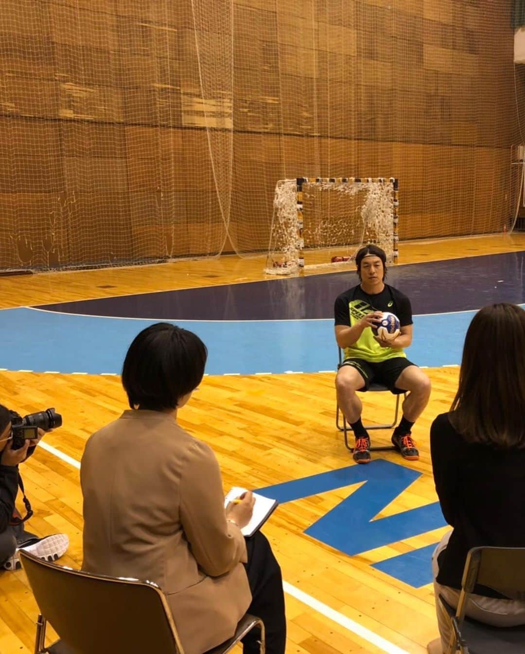 宮崎大輔さんのインスタグラム写真 - (宮崎大輔Instagram)「授業、練習後に取材❗️ 最近は色々お仕事があるので嬉しいです😊 もっとハンドボールをメジャーにしたい‼️ 本日はオリエンタルバイオさんありがとう😊  #オリエンタルバイオ #ラフィーネ #日本体育大学 #宮崎大輔 #handball #asics #bennu」4月17日 21時11分 - daisuke7_official