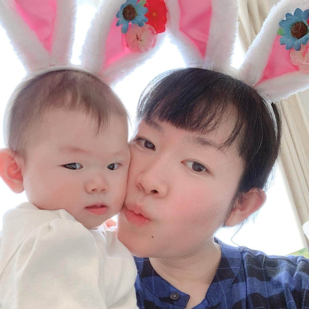 巴田みず希さんのインスタグラム写真 - (巴田みず希Instagram)「Happy Easter🐇✨ ・ お友達のお家に遊びに行ったら、素敵な#うさ耳 が❣️ ・ #イースター の飾りまで用意してくれていたよ🐰 ・ こんな素敵なフォトブースがあるなんて知らずに完全に気の抜けたノーメイクで行ってしまってちょっと後悔だよ。 ・ 育児してるとついノーメイクで出掛けがちだよ。 ・ ・ うさ耳も飾りも#100均 らしい。 すごいぜ#DAISO @daiso_official ・ #ベビーコーデ 👶 トップスは @gapkids_jp  ボトムスは @zarakids babyだよ✨ ・ #easter #happyeaster #8months #8ヶ月baby #女の子ママ #新米ママと繋がりたい #赤ちゃんのいる生活 #あかちゃんのいる暮らし #可愛い #cute #baby #女の子ベビー #youtuber #毎日バタバタだけど幸せな日々 #30代初ママ #育児  #meandbaby #zarababy #gapbaby #2018_summer_baby部 #photooftheday」4月17日 21時11分 - mizukitomoda