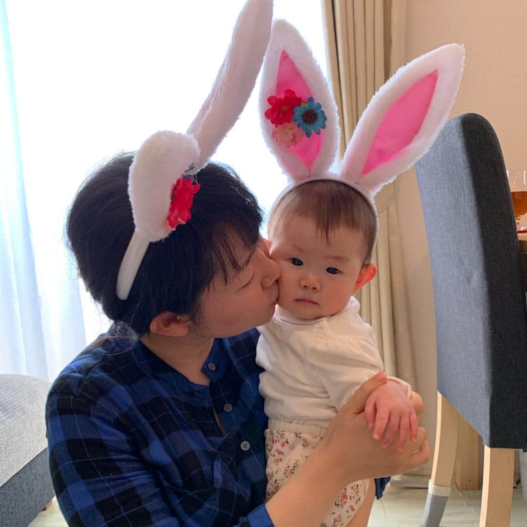 巴田みず希さんのインスタグラム写真 - (巴田みず希Instagram)「Happy Easter🐇✨ ・ お友達のお家に遊びに行ったら、素敵な#うさ耳 が❣️ ・ #イースター の飾りまで用意してくれていたよ🐰 ・ こんな素敵なフォトブースがあるなんて知らずに完全に気の抜けたノーメイクで行ってしまってちょっと後悔だよ。 ・ 育児してるとついノーメイクで出掛けがちだよ。 ・ ・ うさ耳も飾りも#100均 らしい。 すごいぜ#DAISO @daiso_official ・ #ベビーコーデ 👶 トップスは @gapkids_jp  ボトムスは @zarakids babyだよ✨ ・ #easter #happyeaster #8months #8ヶ月baby #女の子ママ #新米ママと繋がりたい #赤ちゃんのいる生活 #あかちゃんのいる暮らし #可愛い #cute #baby #女の子ベビー #youtuber #毎日バタバタだけど幸せな日々 #30代初ママ #育児  #meandbaby #zarababy #gapbaby #2018_summer_baby部 #photooftheday」4月17日 21時11分 - mizukitomoda