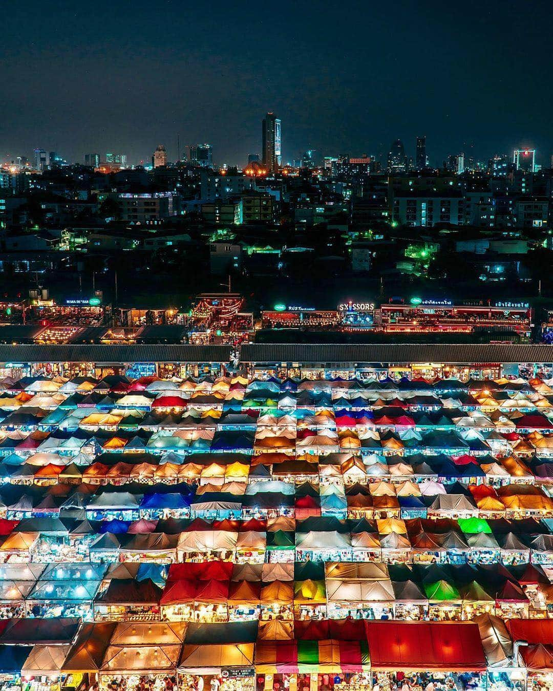 BEAUTIFUL DESTINATIONSさんのインスタグラム写真 - (BEAUTIFUL DESTINATIONSInstagram)「A quilt of colors at the Bangkok Night Market. 📕📙📗📒📘📒📗📙📕📘 (📷: @aleporte 📍: Bangkok Night Market)」4月17日 21時04分 - beautifuldestinations