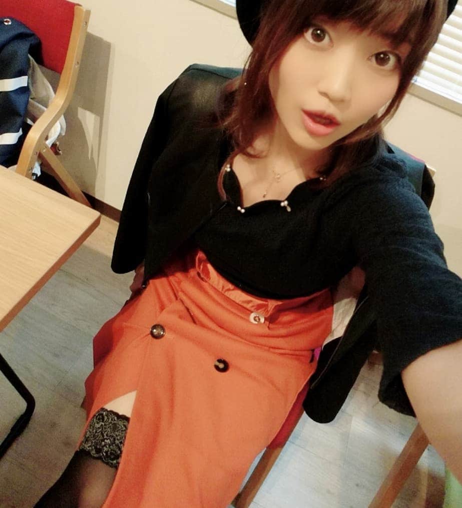 藤田昌代のインスタグラム：「座ったらあかんスカートやった #足 #タイトスカート #自撮り」