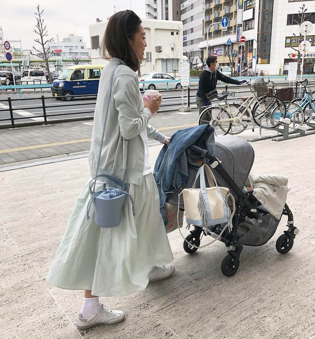 田中彩子さんのインスタグラム写真 - (田中彩子Instagram)「. 今日は母と京都へ✨ 久しぶりに2人で乗る車中はなんか新鮮だった！ 喋りまくりの2人だから あっという間に着いちゃったけど😂笑 . . #outfitはいつかの💙 cardigan...#drawer Tee... @gypsohila.jpn  skirt...#jilsander shoes...#adidas  bag...#ayako ☝️ 4/19(fri)22:00〜 Pottery Bag/ ✔︎écru ✔︎beige ✔︎camel ✔︎emerald green ✔︎ICEBLUE ✔︎gray . Fringe Bucket Bag/ black,camel . の再販売をさせて頂きます✨ たくさんのお問い合わせを頂戴しておりまして、 誠にありがとうございます😢❤️ GW前にお届けさせて頂きますので是非とも旅やお出かけのお供にしてくださいませ☺️✨」4月17日 21時09分 - ayako_tanaka_