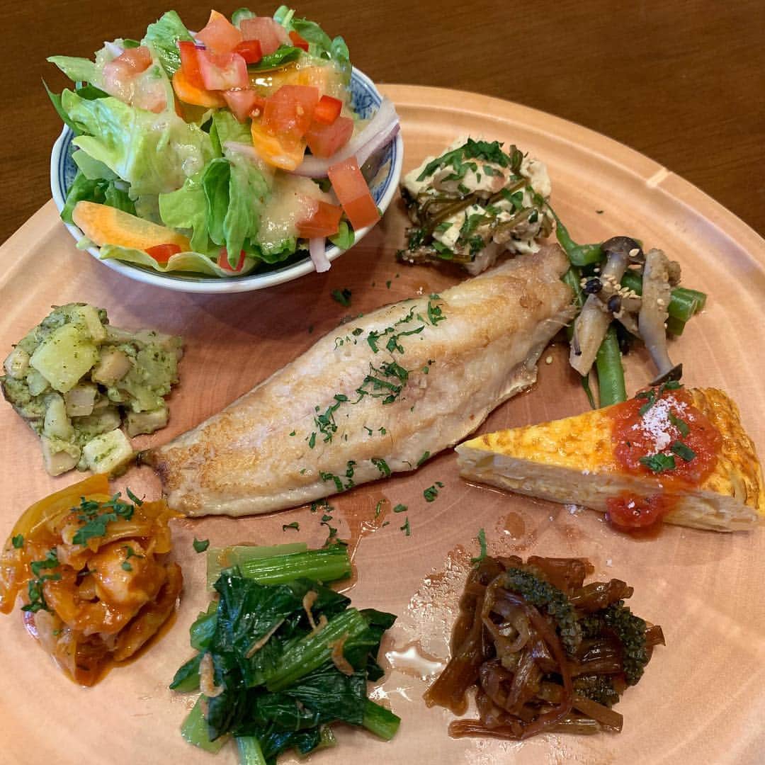 山﨑真依さんのインスタグラム写真 - (山﨑真依Instagram)「＊ 今週のほーなんは❤️ 新コーナー・「月イチKomachi」が登場‼️✨ ＊  月に１回、ほーなんと雑誌「愛媛こまち」がコラボしてお届けする企画です😊🌟 ＊ 初回は愛媛こまちの編集長に、 「たべるカフェ」にご案内いただきました😆💕🤤🤤🤤 ＊ 編集長の藤田さん、とても小柄で明るくかわいらしい素敵な方でお話もはずみました😄👌☀️ ＊  編集長にはスタジオにも登場していただきますので、お楽しみに☺️✨ ＊ また今週は、 大分・別府の旅後編もお届けする超ボリューミーなほーなんとなっております‼️🤩😆😁 ＊  もうすぐゴールデンウィーク、 ぜひお出かけスポット参考にしてくださいね☺️ #ほーなん #ご近所ツアーズ #大分 #別府 #別府グルメ #愛媛こまち #カフェ #カフェ巡り」4月17日 21時15分 - yamasaki_mai0215