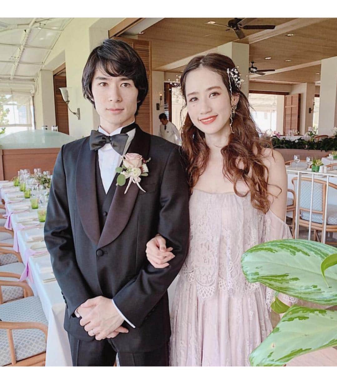 プレ花嫁の結婚式準備アプリ♡ -ウェディングニュースさんのインスタグラム写真 - (プレ花嫁の結婚式準備アプリ♡ -ウェディングニュースInstagram)「ヘアメイクやコーデがおしゃれすぎる💓参考にしたい素敵なウェディングフォト9枚✨ * * こちらのお写真は #卒花嫁 @wd1110s さんからリグラムさせていただきました🌟ありがとうございました😊✨ * * * * * どこに注目しても素敵すぎる😍wd1110sさんの #ウェディングフォト 💓 * とくに #ヘアメイク やコーデがとてもおしゃれで参考になるのでご紹介しますね😊✨ * まずはヘアメイク❣️ * ヘアはヘアメイクさん✨メイクはセルフでされたんだとか✨ ヘアは #アップスタイル からダウンスタイルだったので、上からMIX巻きに💓 * 💄上まつげはマツエク * 💋アイシャドウはTHREEとRMKを使用 * 💄THREE アルカミストツイストフォーアイ * 💋RMK ムーンブルームカラーリングアイズ 03 * * 続いてコーデ❣️ * #ウェディングドレス は #jennypackham 💓崩し過ぎないアップスタイルに #ヘッドドレス はクラウンとリーフピン、ゴールドの華奢なチェーンの3つを組み合わせているそうです✨ * 2着目のドレス はレースが印象的なフェアリーなドレス 💓 * ナチュラルなダウンスタイルに #ドライフラワー のかすみ草と一連のゴールドの紐を重ね付けしているそうです✨ * おしゃれなヘアメイクやコーデの詳細はとても参考になりますね😍💕 * どのフォトもとても素敵なのでぜひスワイプ👉🏻してチェックしてみてくださいね✨♩ * * * * ＼📷投稿お待ちしています／ * 花嫁はもちろん、業者さんも大歓迎✨ アナタのお写真をご紹介してもOKという方は、ぜひ #ウェディングニュース にお写真を投稿してください💕 * * ⬇︎関連アカウント⬇︎ * 💒式場検索 【 @weddingnews_concierge 】 👰マイレポ花嫁 【 @weddingnews_brides 】 * * その他、編集部からの連絡専用 @weddingnews_contact や、スタッフ個人の連絡用として @WN_xxxx（xxxは個人名）があります💕 * ………………………………………… ❤️WeddingNewsとは？ * * 花嫁のリアルな”声”から生まれた 花嫁支持率No1✨スマホアプリです📱💕 * * 🌸知りたい… #結婚式準備 に役立つ記事を毎日150件配信中♩ * 🌸見たい… インスタの #ウェディング 系投稿TOP100が毎日チェックできる＊IG画像の複数ワード検索も可♩ * 🌸叶えたい… #結婚式 関連の予約サイトが大集合♩ * 🌸伝えたい… 自分の結婚式レポ『マイレポ』が簡単に作れる♩先輩花嫁のレポが読める♩ * * @weddingnews_editor のURLからDLしてね✨ * * * #プレ花嫁 #結婚  #花嫁  #ウエディング #ウェディングレポ #日本中のプレ花嫁さんと繋がりたい #プレ花嫁準備 #2019夏婚 #2019秋婚 #2020春婚 #新郎新婦 #ハワイ挙式 #結婚写真 #おしゃれさんと繋がりたい #ブライダルヘア #海外挙式 #ナチュラルウェディング」4月17日 21時16分 - weddingnews_editor