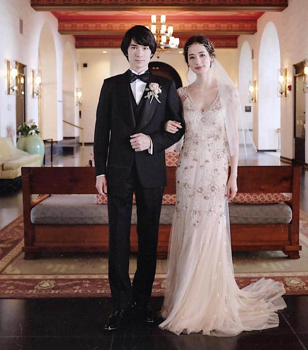 プレ花嫁の結婚式準備アプリ♡ -ウェディングニュースさんのインスタグラム写真 - (プレ花嫁の結婚式準備アプリ♡ -ウェディングニュースInstagram)「ヘアメイクやコーデがおしゃれすぎる💓参考にしたい素敵なウェディングフォト9枚✨ * * こちらのお写真は #卒花嫁 @wd1110s さんからリグラムさせていただきました🌟ありがとうございました😊✨ * * * * * どこに注目しても素敵すぎる😍wd1110sさんの #ウェディングフォト 💓 * とくに #ヘアメイク やコーデがとてもおしゃれで参考になるのでご紹介しますね😊✨ * まずはヘアメイク❣️ * ヘアはヘアメイクさん✨メイクはセルフでされたんだとか✨ ヘアは #アップスタイル からダウンスタイルだったので、上からMIX巻きに💓 * 💄上まつげはマツエク * 💋アイシャドウはTHREEとRMKを使用 * 💄THREE アルカミストツイストフォーアイ * 💋RMK ムーンブルームカラーリングアイズ 03 * * 続いてコーデ❣️ * #ウェディングドレス は #jennypackham 💓崩し過ぎないアップスタイルに #ヘッドドレス はクラウンとリーフピン、ゴールドの華奢なチェーンの3つを組み合わせているそうです✨ * 2着目のドレス はレースが印象的なフェアリーなドレス 💓 * ナチュラルなダウンスタイルに #ドライフラワー のかすみ草と一連のゴールドの紐を重ね付けしているそうです✨ * おしゃれなヘアメイクやコーデの詳細はとても参考になりますね😍💕 * どのフォトもとても素敵なのでぜひスワイプ👉🏻してチェックしてみてくださいね✨♩ * * * * ＼📷投稿お待ちしています／ * 花嫁はもちろん、業者さんも大歓迎✨ アナタのお写真をご紹介してもOKという方は、ぜひ #ウェディングニュース にお写真を投稿してください💕 * * ⬇︎関連アカウント⬇︎ * 💒式場検索 【 @weddingnews_concierge 】 👰マイレポ花嫁 【 @weddingnews_brides 】 * * その他、編集部からの連絡専用 @weddingnews_contact や、スタッフ個人の連絡用として @WN_xxxx（xxxは個人名）があります💕 * ………………………………………… ❤️WeddingNewsとは？ * * 花嫁のリアルな”声”から生まれた 花嫁支持率No1✨スマホアプリです📱💕 * * 🌸知りたい… #結婚式準備 に役立つ記事を毎日150件配信中♩ * 🌸見たい… インスタの #ウェディング 系投稿TOP100が毎日チェックできる＊IG画像の複数ワード検索も可♩ * 🌸叶えたい… #結婚式 関連の予約サイトが大集合♩ * 🌸伝えたい… 自分の結婚式レポ『マイレポ』が簡単に作れる♩先輩花嫁のレポが読める♩ * * @weddingnews_editor のURLからDLしてね✨ * * * #プレ花嫁 #結婚  #花嫁  #ウエディング #ウェディングレポ #日本中のプレ花嫁さんと繋がりたい #プレ花嫁準備 #2019夏婚 #2019秋婚 #2020春婚 #新郎新婦 #ハワイ挙式 #結婚写真 #おしゃれさんと繋がりたい #ブライダルヘア #海外挙式 #ナチュラルウェディング」4月17日 21時16分 - weddingnews_editor
