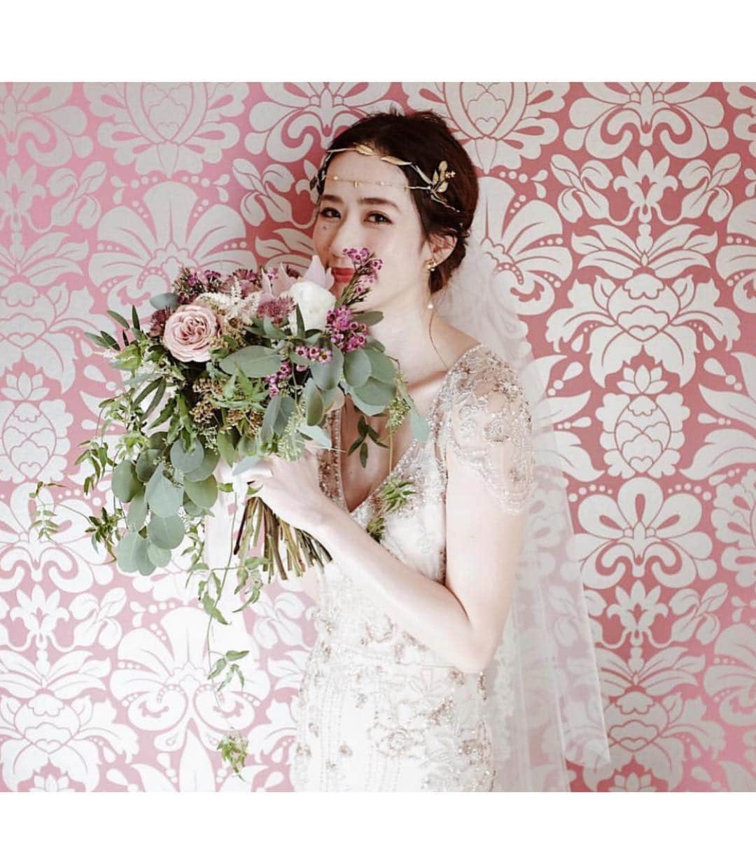 プレ花嫁の結婚式準備アプリ♡ -ウェディングニュースさんのインスタグラム写真 - (プレ花嫁の結婚式準備アプリ♡ -ウェディングニュースInstagram)「ヘアメイクやコーデがおしゃれすぎる💓参考にしたい素敵なウェディングフォト9枚✨ * * こちらのお写真は #卒花嫁 @wd1110s さんからリグラムさせていただきました🌟ありがとうございました😊✨ * * * * * どこに注目しても素敵すぎる😍wd1110sさんの #ウェディングフォト 💓 * とくに #ヘアメイク やコーデがとてもおしゃれで参考になるのでご紹介しますね😊✨ * まずはヘアメイク❣️ * ヘアはヘアメイクさん✨メイクはセルフでされたんだとか✨ ヘアは #アップスタイル からダウンスタイルだったので、上からMIX巻きに💓 * 💄上まつげはマツエク * 💋アイシャドウはTHREEとRMKを使用 * 💄THREE アルカミストツイストフォーアイ * 💋RMK ムーンブルームカラーリングアイズ 03 * * 続いてコーデ❣️ * #ウェディングドレス は #jennypackham 💓崩し過ぎないアップスタイルに #ヘッドドレス はクラウンとリーフピン、ゴールドの華奢なチェーンの3つを組み合わせているそうです✨ * 2着目のドレス はレースが印象的なフェアリーなドレス 💓 * ナチュラルなダウンスタイルに #ドライフラワー のかすみ草と一連のゴールドの紐を重ね付けしているそうです✨ * おしゃれなヘアメイクやコーデの詳細はとても参考になりますね😍💕 * どのフォトもとても素敵なのでぜひスワイプ👉🏻してチェックしてみてくださいね✨♩ * * * * ＼📷投稿お待ちしています／ * 花嫁はもちろん、業者さんも大歓迎✨ アナタのお写真をご紹介してもOKという方は、ぜひ #ウェディングニュース にお写真を投稿してください💕 * * ⬇︎関連アカウント⬇︎ * 💒式場検索 【 @weddingnews_concierge 】 👰マイレポ花嫁 【 @weddingnews_brides 】 * * その他、編集部からの連絡専用 @weddingnews_contact や、スタッフ個人の連絡用として @WN_xxxx（xxxは個人名）があります💕 * ………………………………………… ❤️WeddingNewsとは？ * * 花嫁のリアルな”声”から生まれた 花嫁支持率No1✨スマホアプリです📱💕 * * 🌸知りたい… #結婚式準備 に役立つ記事を毎日150件配信中♩ * 🌸見たい… インスタの #ウェディング 系投稿TOP100が毎日チェックできる＊IG画像の複数ワード検索も可♩ * 🌸叶えたい… #結婚式 関連の予約サイトが大集合♩ * 🌸伝えたい… 自分の結婚式レポ『マイレポ』が簡単に作れる♩先輩花嫁のレポが読める♩ * * @weddingnews_editor のURLからDLしてね✨ * * * #プレ花嫁 #結婚  #花嫁  #ウエディング #ウェディングレポ #日本中のプレ花嫁さんと繋がりたい #プレ花嫁準備 #2019夏婚 #2019秋婚 #2020春婚 #新郎新婦 #ハワイ挙式 #結婚写真 #おしゃれさんと繋がりたい #ブライダルヘア #海外挙式 #ナチュラルウェディング」4月17日 21時16分 - weddingnews_editor