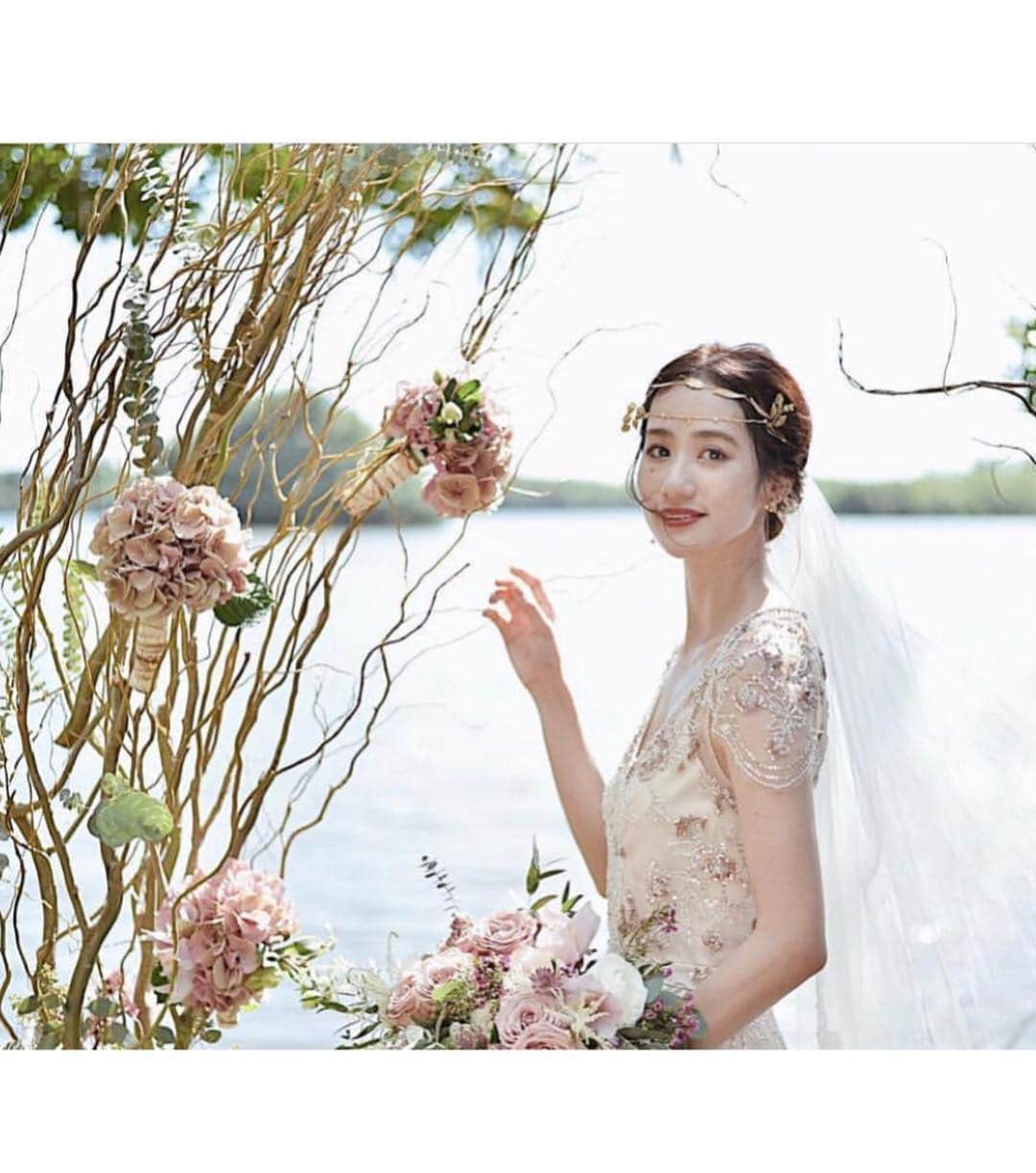 プレ花嫁の結婚式準備アプリ♡ -ウェディングニュースさんのインスタグラム写真 - (プレ花嫁の結婚式準備アプリ♡ -ウェディングニュースInstagram)「ヘアメイクやコーデがおしゃれすぎる💓参考にしたい素敵なウェディングフォト9枚✨ * * こちらのお写真は #卒花嫁 @wd1110s さんからリグラムさせていただきました🌟ありがとうございました😊✨ * * * * * どこに注目しても素敵すぎる😍wd1110sさんの #ウェディングフォト 💓 * とくに #ヘアメイク やコーデがとてもおしゃれで参考になるのでご紹介しますね😊✨ * まずはヘアメイク❣️ * ヘアはヘアメイクさん✨メイクはセルフでされたんだとか✨ ヘアは #アップスタイル からダウンスタイルだったので、上からMIX巻きに💓 * 💄上まつげはマツエク * 💋アイシャドウはTHREEとRMKを使用 * 💄THREE アルカミストツイストフォーアイ * 💋RMK ムーンブルームカラーリングアイズ 03 * * 続いてコーデ❣️ * #ウェディングドレス は #jennypackham 💓崩し過ぎないアップスタイルに #ヘッドドレス はクラウンとリーフピン、ゴールドの華奢なチェーンの3つを組み合わせているそうです✨ * 2着目のドレス はレースが印象的なフェアリーなドレス 💓 * ナチュラルなダウンスタイルに #ドライフラワー のかすみ草と一連のゴールドの紐を重ね付けしているそうです✨ * おしゃれなヘアメイクやコーデの詳細はとても参考になりますね😍💕 * どのフォトもとても素敵なのでぜひスワイプ👉🏻してチェックしてみてくださいね✨♩ * * * * ＼📷投稿お待ちしています／ * 花嫁はもちろん、業者さんも大歓迎✨ アナタのお写真をご紹介してもOKという方は、ぜひ #ウェディングニュース にお写真を投稿してください💕 * * ⬇︎関連アカウント⬇︎ * 💒式場検索 【 @weddingnews_concierge 】 👰マイレポ花嫁 【 @weddingnews_brides 】 * * その他、編集部からの連絡専用 @weddingnews_contact や、スタッフ個人の連絡用として @WN_xxxx（xxxは個人名）があります💕 * ………………………………………… ❤️WeddingNewsとは？ * * 花嫁のリアルな”声”から生まれた 花嫁支持率No1✨スマホアプリです📱💕 * * 🌸知りたい… #結婚式準備 に役立つ記事を毎日150件配信中♩ * 🌸見たい… インスタの #ウェディング 系投稿TOP100が毎日チェックできる＊IG画像の複数ワード検索も可♩ * 🌸叶えたい… #結婚式 関連の予約サイトが大集合♩ * 🌸伝えたい… 自分の結婚式レポ『マイレポ』が簡単に作れる♩先輩花嫁のレポが読める♩ * * @weddingnews_editor のURLからDLしてね✨ * * * #プレ花嫁 #結婚  #花嫁  #ウエディング #ウェディングレポ #日本中のプレ花嫁さんと繋がりたい #プレ花嫁準備 #2019夏婚 #2019秋婚 #2020春婚 #新郎新婦 #ハワイ挙式 #結婚写真 #おしゃれさんと繋がりたい #ブライダルヘア #海外挙式 #ナチュラルウェディング」4月17日 21時16分 - weddingnews_editor