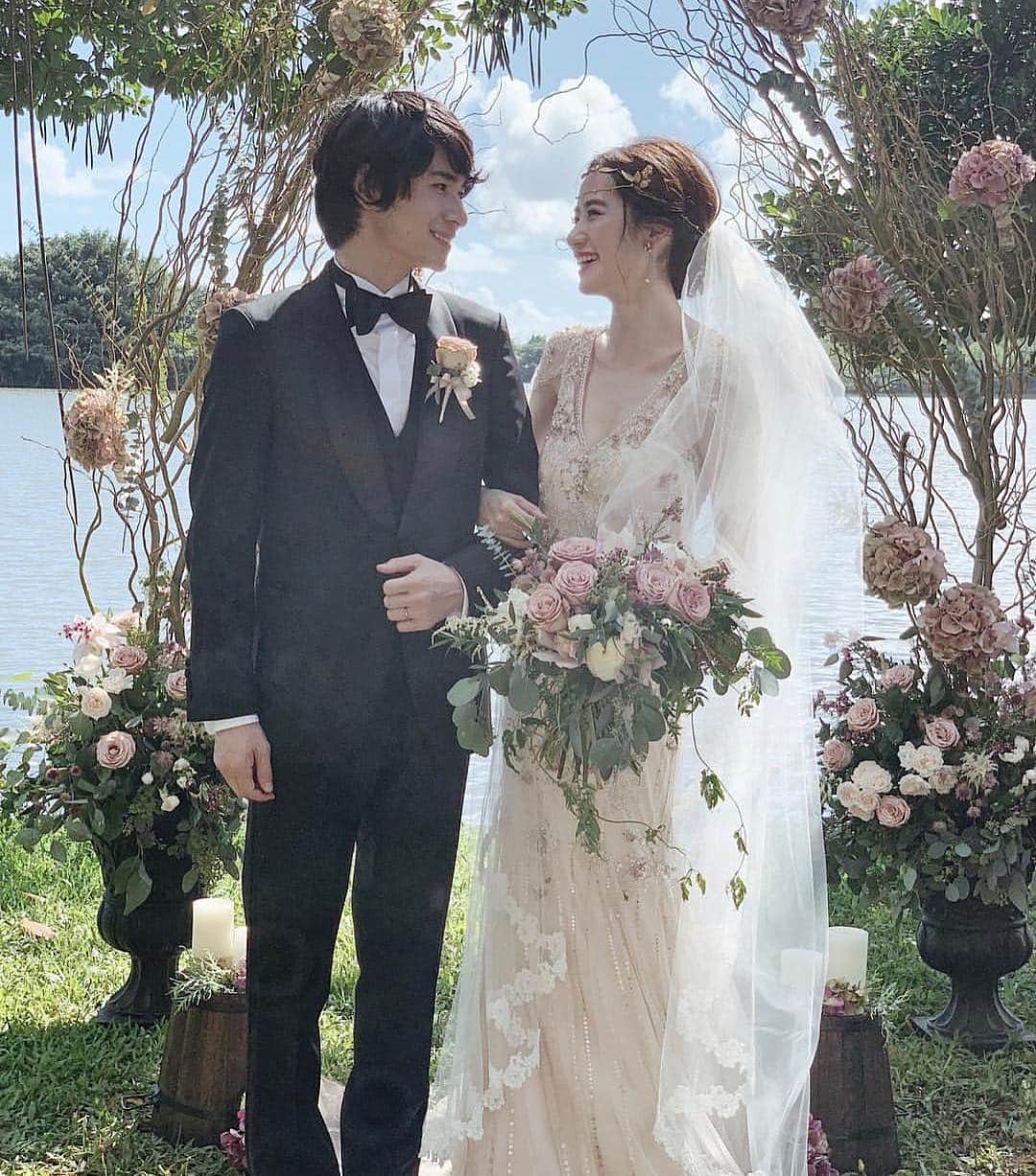 プレ花嫁の結婚式準備アプリ♡ -ウェディングニュースさんのインスタグラム写真 - (プレ花嫁の結婚式準備アプリ♡ -ウェディングニュースInstagram)「ヘアメイクやコーデがおしゃれすぎる💓参考にしたい素敵なウェディングフォト9枚✨ * * こちらのお写真は #卒花嫁 @wd1110s さんからリグラムさせていただきました🌟ありがとうございました😊✨ * * * * * どこに注目しても素敵すぎる😍wd1110sさんの #ウェディングフォト 💓 * とくに #ヘアメイク やコーデがとてもおしゃれで参考になるのでご紹介しますね😊✨ * まずはヘアメイク❣️ * ヘアはヘアメイクさん✨メイクはセルフでされたんだとか✨ ヘアは #アップスタイル からダウンスタイルだったので、上からMIX巻きに💓 * 💄上まつげはマツエク * 💋アイシャドウはTHREEとRMKを使用 * 💄THREE アルカミストツイストフォーアイ * 💋RMK ムーンブルームカラーリングアイズ 03 * * 続いてコーデ❣️ * #ウェディングドレス は #jennypackham 💓崩し過ぎないアップスタイルに #ヘッドドレス はクラウンとリーフピン、ゴールドの華奢なチェーンの3つを組み合わせているそうです✨ * 2着目のドレス はレースが印象的なフェアリーなドレス 💓 * ナチュラルなダウンスタイルに #ドライフラワー のかすみ草と一連のゴールドの紐を重ね付けしているそうです✨ * おしゃれなヘアメイクやコーデの詳細はとても参考になりますね😍💕 * どのフォトもとても素敵なのでぜひスワイプ👉🏻してチェックしてみてくださいね✨♩ * * * * ＼📷投稿お待ちしています／ * 花嫁はもちろん、業者さんも大歓迎✨ アナタのお写真をご紹介してもOKという方は、ぜひ #ウェディングニュース にお写真を投稿してください💕 * * ⬇︎関連アカウント⬇︎ * 💒式場検索 【 @weddingnews_concierge 】 👰マイレポ花嫁 【 @weddingnews_brides 】 * * その他、編集部からの連絡専用 @weddingnews_contact や、スタッフ個人の連絡用として @WN_xxxx（xxxは個人名）があります💕 * ………………………………………… ❤️WeddingNewsとは？ * * 花嫁のリアルな”声”から生まれた 花嫁支持率No1✨スマホアプリです📱💕 * * 🌸知りたい… #結婚式準備 に役立つ記事を毎日150件配信中♩ * 🌸見たい… インスタの #ウェディング 系投稿TOP100が毎日チェックできる＊IG画像の複数ワード検索も可♩ * 🌸叶えたい… #結婚式 関連の予約サイトが大集合♩ * 🌸伝えたい… 自分の結婚式レポ『マイレポ』が簡単に作れる♩先輩花嫁のレポが読める♩ * * @weddingnews_editor のURLからDLしてね✨ * * * #プレ花嫁 #結婚  #花嫁  #ウエディング #ウェディングレポ #日本中のプレ花嫁さんと繋がりたい #プレ花嫁準備 #2019夏婚 #2019秋婚 #2020春婚 #新郎新婦 #ハワイ挙式 #結婚写真 #おしゃれさんと繋がりたい #ブライダルヘア #海外挙式 #ナチュラルウェディング」4月17日 21時16分 - weddingnews_editor