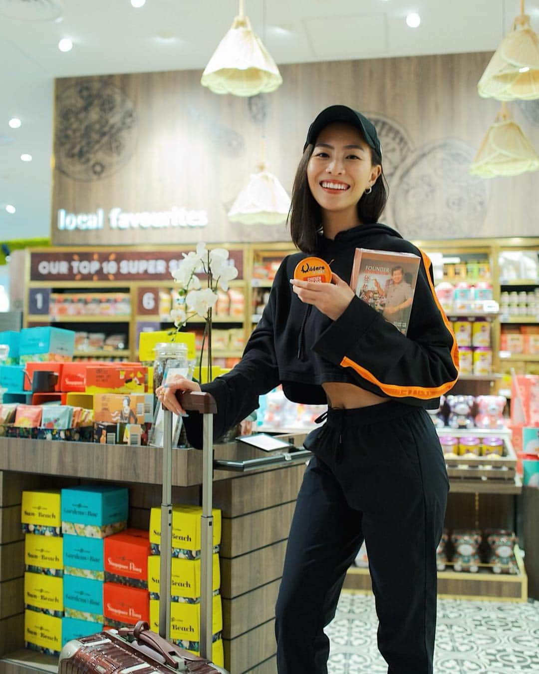 ソニアさんのインスタグラム写真 - (ソニアInstagram)「I'm gonna allocate more time at the airport before my flights from now on cos of @finestfoodsg in Jewel!! They have over 600 new products at this FP Finest store ranging from local faves to international snacks 💯 . Explore the Local Favourites section!! You get to take some classic SG flavours with you as gifts (or for yourself if you just can't resist 👅 My must haves are the Udders Chicken Bak Kwa Ice cream and Founders' Bak Ku Teh that is exclusive to this store in Jewel Changi! . #finestfoodsg #jewelchangiairport #fairpricesg」4月17日 21時16分 - soniachew