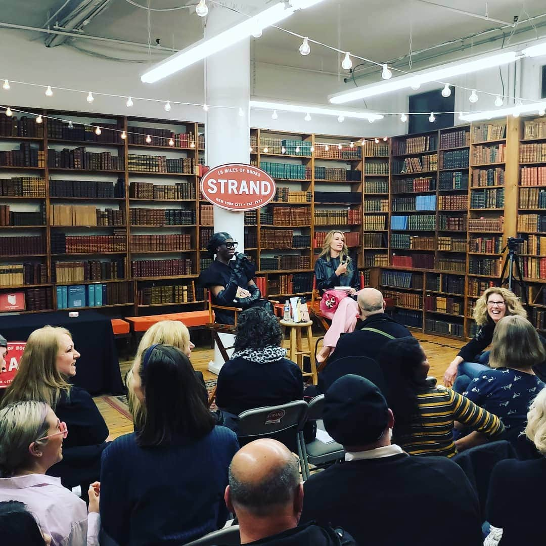 ダフ・マッケイガンさんのインスタグラム写真 - (ダフ・マッケイガンInstagram)「Oh what a night @strandbookstore with @susanholmesmckagan and ultra-special moderator @miss_jalexander for #TheVelvetRose !! Such a GREAT event with such an awesome array of people. A love-fest supreme with @jimmywebbnyc that brought us to tears. You are killing it @susanholmesmckagan !」4月17日 21時17分 - duffmckagan