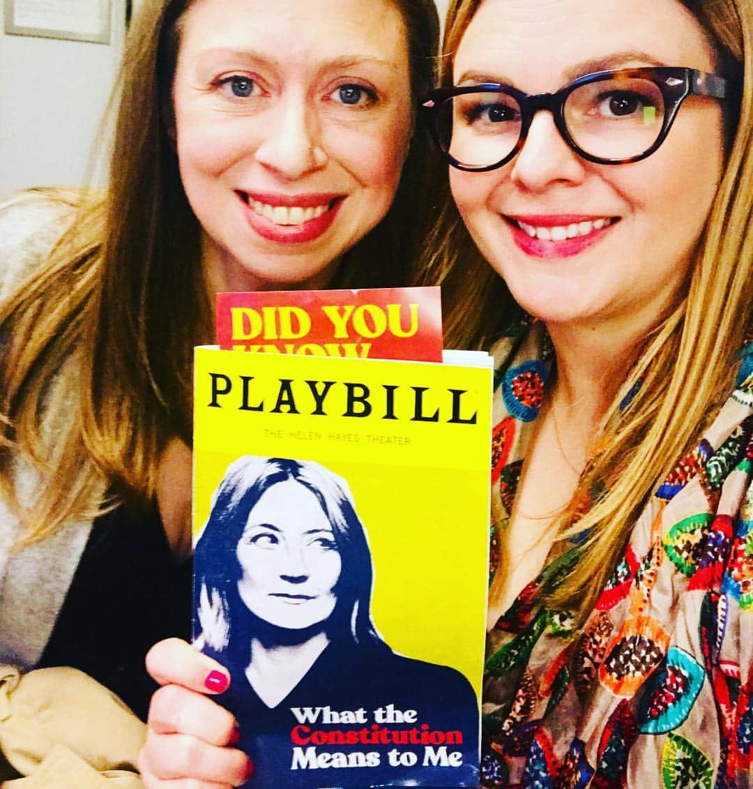 アンバー・タンブリンさんのインスタグラム写真 - (アンバー・タンブリンInstagram)「Such a pleasure getting to see Heidi Schreck’s brilliant, timely play “What The Constitution Means to Me” on Broadway with my girl Chelsea. SO. GOOD. Go see it!」4月18日 8時08分 - amberrosetamblyn