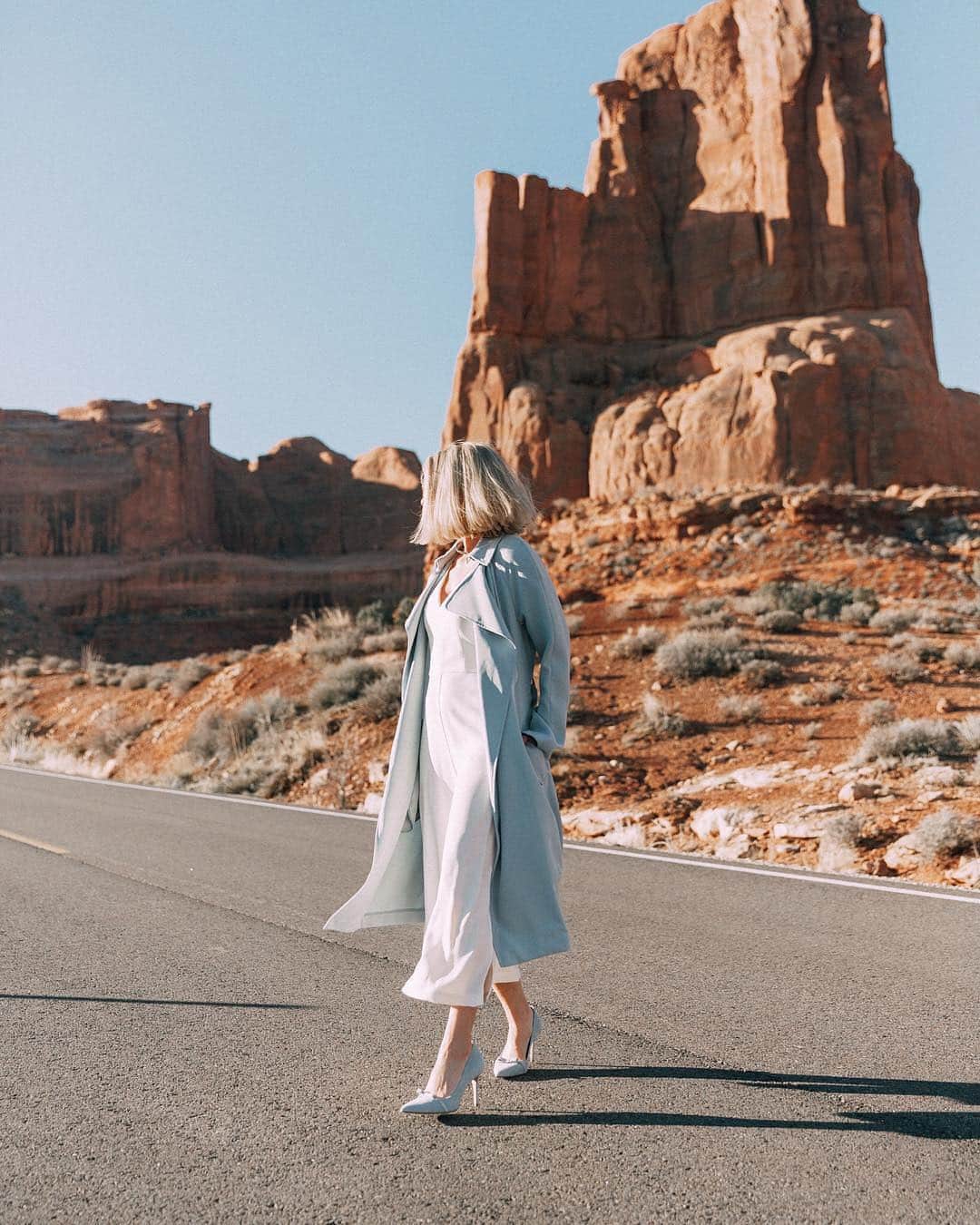 KENDALL + KYLIEさんのインスタグラム写真 - (KENDALL + KYLIEInstagram)「Heading back out to the desert this weekend like 🏜 @busbeestyle looking amazing in our Classic Trench - shop this and other new spring styles today @revolve - link in bio #kendallandkylie」4月18日 6時44分 - kendallandkylie
