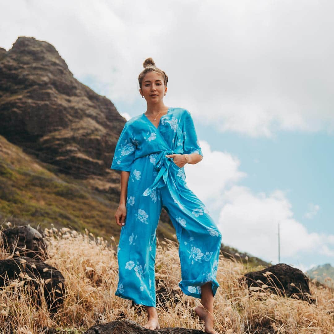 アリッサ ウーテンのインスタグラム：「Breezy day in @marina.co.hi and my @reveriehawaiibyaw shot by @haakeaulana 🍃」