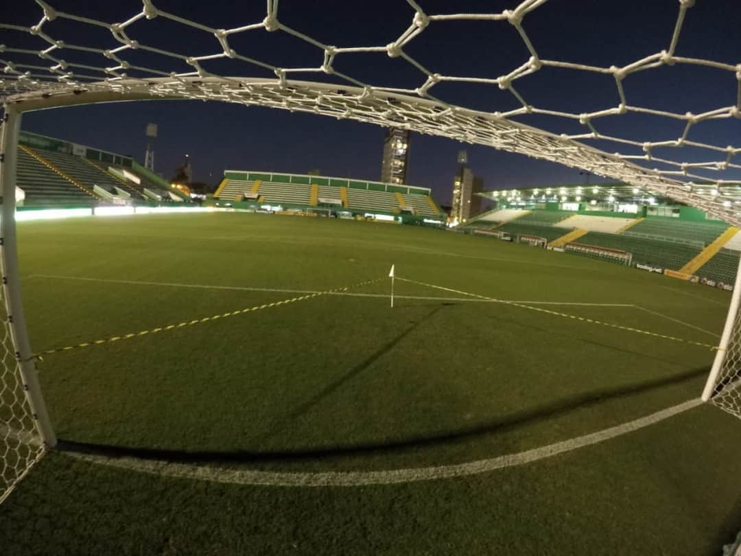 コリンチャンスさんのインスタグラム写真 - (コリンチャンスInstagram)「A Arena Condá está pronta para receber o primeiro jogo da quarta fase da Copa do Brasil, entre Timão e Chapecoense! ⚽  #VaiCorinthians #CHAxSCCP #CopaDoBrasil #Corinthianismo #FielAtéoFim #MeuBMG #NãoÉSóPatrocínio #TimeDoPovo #Corinthians #Timão #CorinthiansTV #FielTorcedor #AFielÉFoda #TodosPorUm #NikeFutebol #Joli #EstrellaGalicia #UniversidadeBrasilOficial #ÉPositivo #CorinthiansÉPositivo #LoucoPotyCorinthians #PostosALE #ALEnoTimão」4月18日 6時55分 - corinthians