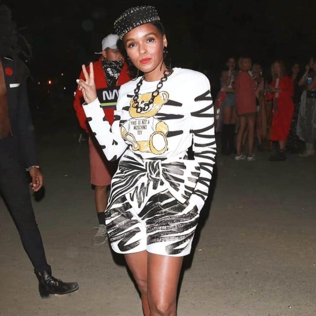 Moschinoさんのインスタグラム写真 - (MoschinoInstagram)「#Repost @altamodacomm ・・・ @janellemonae in @moschino during @coachella weekend #janellemonae #moschino @itsjeremyscott」4月18日 6時58分 - moschino