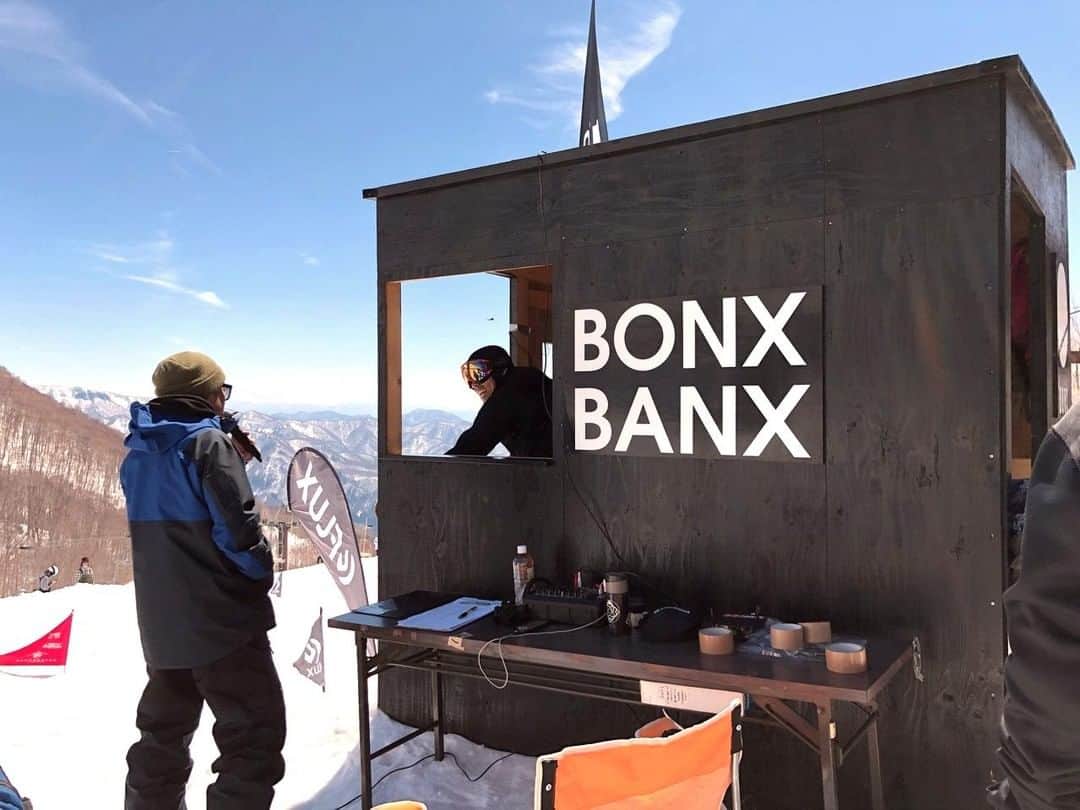 BONXのインスタグラム：「The 2nd TGK Banked Slalom at BONX BANX entertained more than 200 participants. You should know by now banked slalom is fun. But did you know it's more fun if you are connected to your friends during your run through #bonx ?⁣ #GoBonx #GoMakeNoise⁣ .⁣ .⁣ .⁣ .⁣ .⁣ #Bonx #technology #snowboard #snowboardingfun #snowboarding #snowboardlife #mountainworld #mountainlife #mountainwave #extreme #communication #gear #snow #snowboardingday  #outdoorsports #extremesports #grouptalk #shred #sportstech #sportstechnology #headphones #wirelessheadphones ⁣」