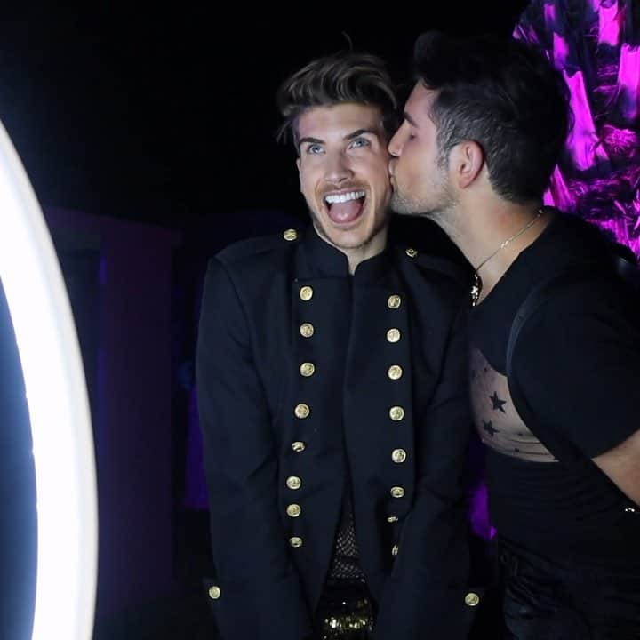 ジョーイ・グレーセッファのインスタグラム：「good times with my best friend @misterpreda & @thesims 🤩 #MOSCHINOxTHESIMS The Moschino Sims Freezer Bunny hoodie Is now available in The Sims 4 AND The Sims Mobile! #ad」